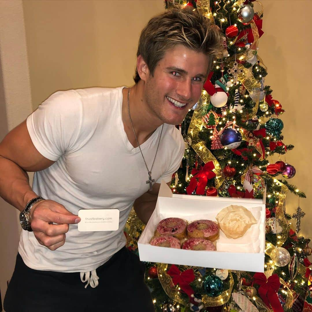 セージ・ノースカットさんのインスタグラム写真 - (セージ・ノースカットInstagram)「Thanks Makinzie for the early Christmas gift olive oil Greek yogurt healthy donuts! Your bakery in Sacramento is Legit! These cherry donuts are the best! Hahaha @trustbakery」12月20日 10時39分 - supersagenorthcutt