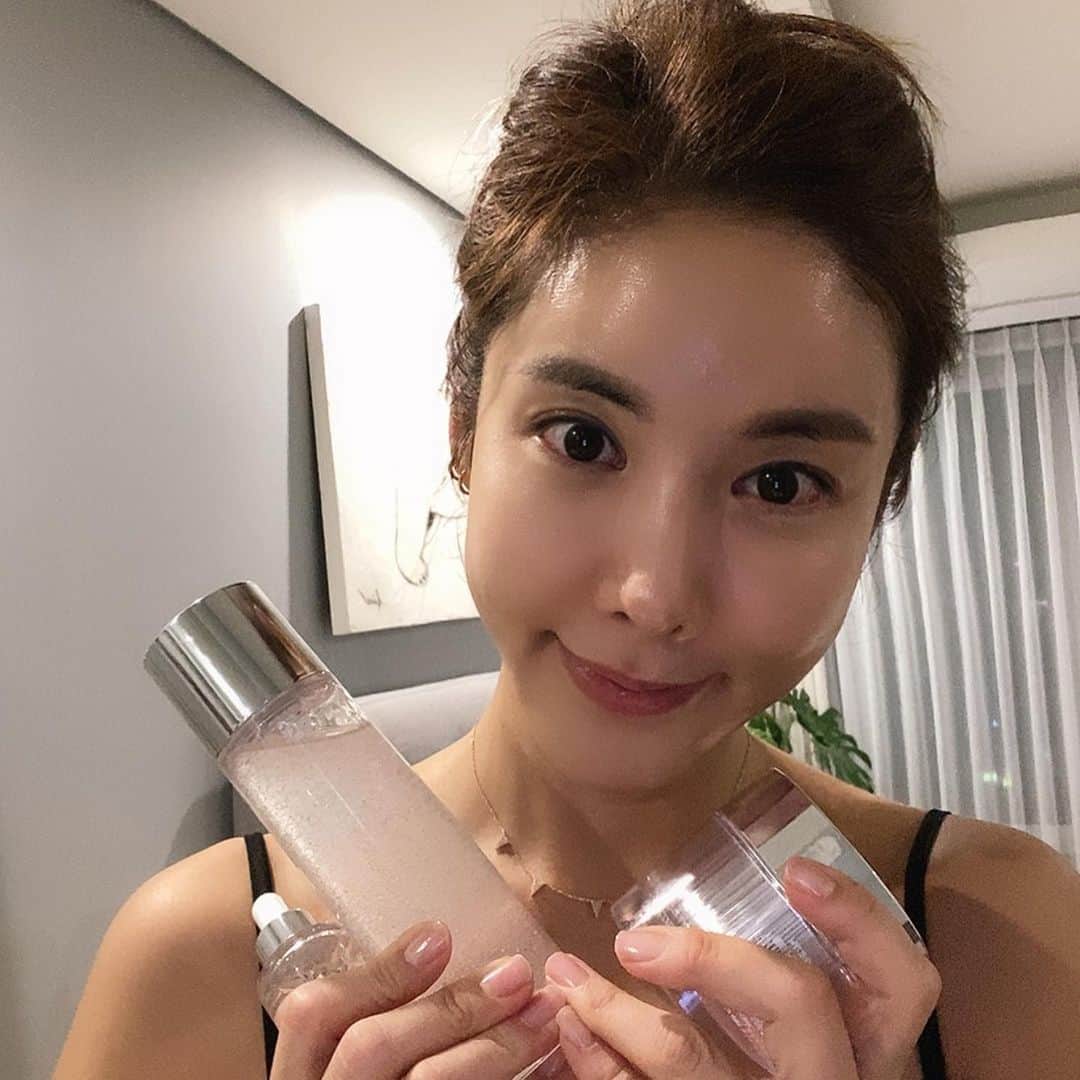 キム・ジュニさんのインスタグラム写真 - (キム・ジュニInstagram)「메마르고 건조한 요즘 얼굴에 꿀광채를 선사해줄 #오투토닝시리즈 오늘 공구 마지막 날이에요! - 피부속 깊숙히 촉촉함을 남겨주고 꿀바른듯 빛나는 꿀광피부를 위해 추천해요 미백/주름 2중기능성 인증을 받아 바르면 즉시 환해지고 촉촉한 보습이 정말 최고에요! 화장이 잘붙는 파데착붙템 찾으셨다면! 오늘 오후 3시전에 선택해주세요!! - - ◾️성분 특징 -미백/주름개선 2중 기능성 -EWG 그린 등급 -화해 20가지 주의성분 무첨가 -산소수 함유  보습,장벽을 강화해주는 세라마이드엔피와 288시간(12일)의 귀한 발효시간으로 추출한 비타민나무열매추출물이 함유된 특허 성분이 피부 깊숙이 차오르는듯한 수분감을 준답니다 - ✔️피부 저자극 테스트 완료! - - - 잠시후 오후 3시마감입니다!! 서둘러주세요 소량 남아있어요♥️ - #에바주니x슬로가닉」12月20日 10時37分 - evajunie