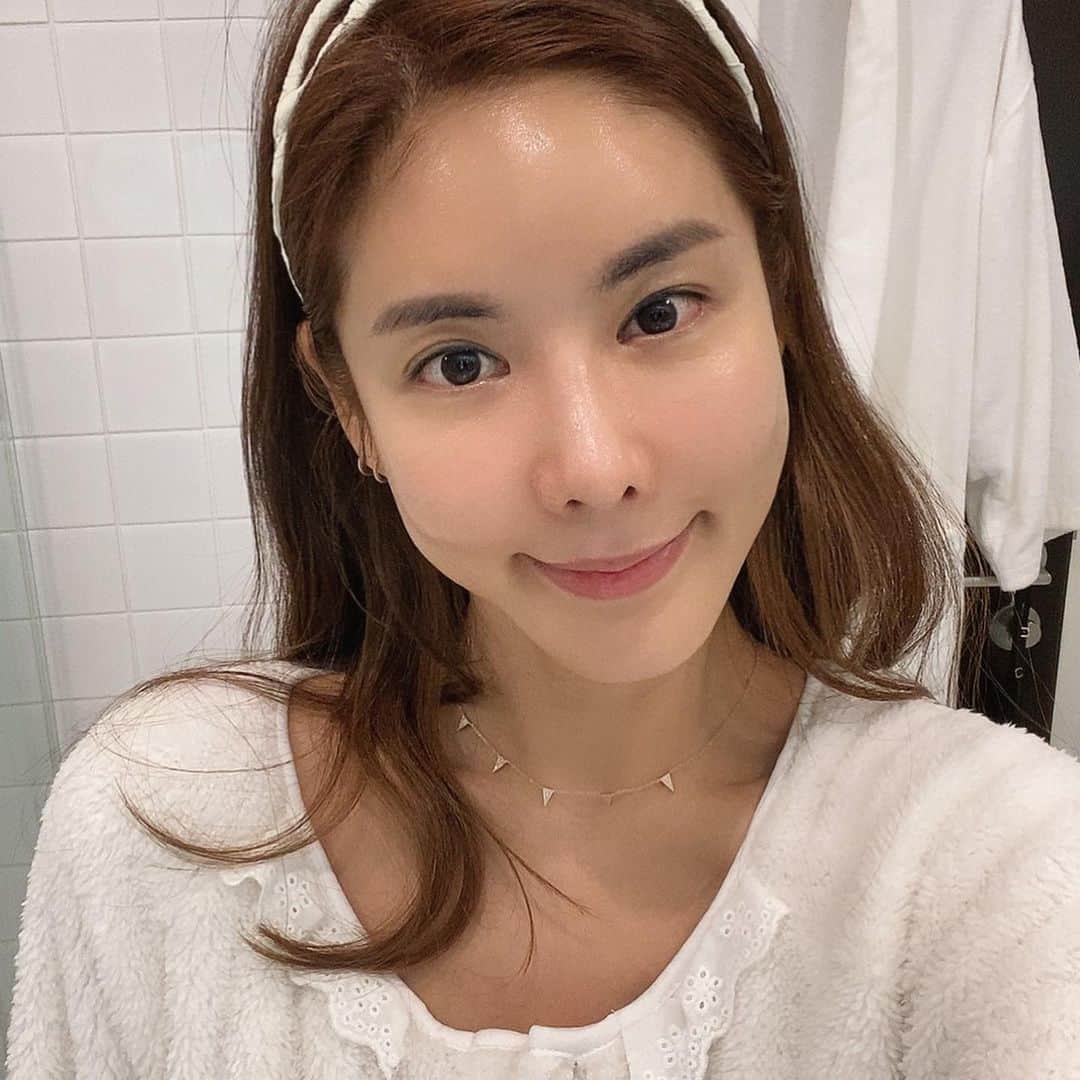 キム・ジュニさんのインスタグラム写真 - (キム・ジュニInstagram)「메마르고 건조한 요즘 얼굴에 꿀광채를 선사해줄 #오투토닝시리즈 오늘 공구 마지막 날이에요! - 피부속 깊숙히 촉촉함을 남겨주고 꿀바른듯 빛나는 꿀광피부를 위해 추천해요 미백/주름 2중기능성 인증을 받아 바르면 즉시 환해지고 촉촉한 보습이 정말 최고에요! 화장이 잘붙는 파데착붙템 찾으셨다면! 오늘 오후 3시전에 선택해주세요!! - - ◾️성분 특징 -미백/주름개선 2중 기능성 -EWG 그린 등급 -화해 20가지 주의성분 무첨가 -산소수 함유  보습,장벽을 강화해주는 세라마이드엔피와 288시간(12일)의 귀한 발효시간으로 추출한 비타민나무열매추출물이 함유된 특허 성분이 피부 깊숙이 차오르는듯한 수분감을 준답니다 - ✔️피부 저자극 테스트 완료! - - - 잠시후 오후 3시마감입니다!! 서둘러주세요 소량 남아있어요♥️ - #에바주니x슬로가닉」12月20日 10時37分 - evajunie