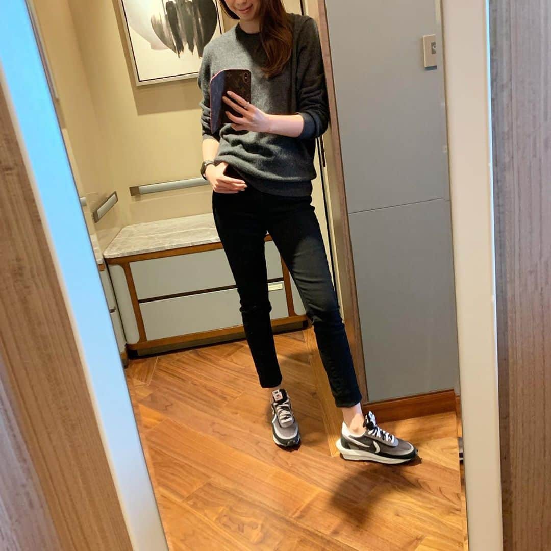 のインスタグラム：「なんて履きやすいスキニー！ 移動中のスキニーパンツは 窮屈で履きたくなかったけど、 長時間移動もなんのその！最高っ！！ @wakanozawa × @yanuk_official の“BESTIE”。 これ履いたままヨガもできちゃうみたい♡」