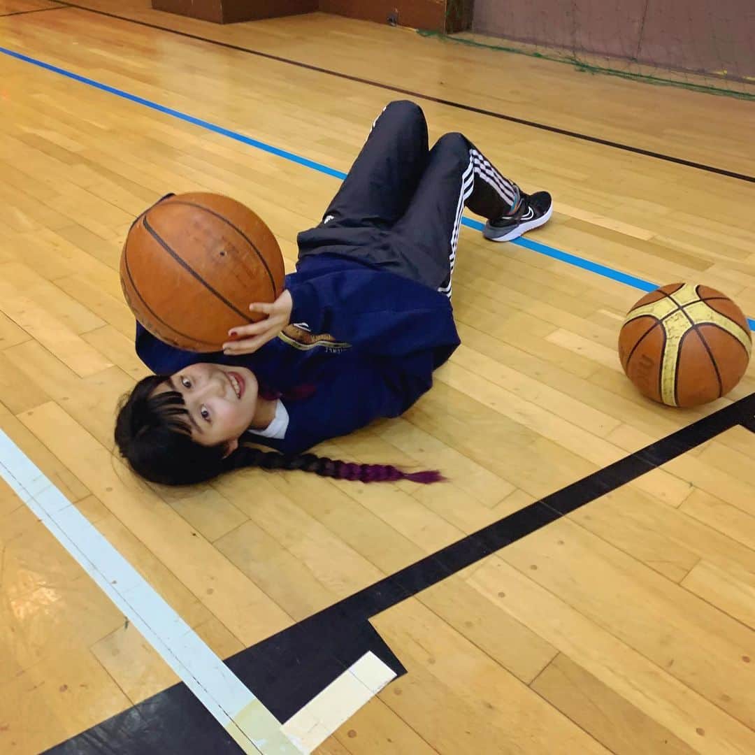 トミタ栞さんのインスタグラム写真 - (トミタ栞Instagram)「#先日　#中学校の体育館で #友達とバスケ　してきましたー 体育館って借りれるのね！ 最高にいい体験でした！ 誘い人・撮影: #瀬川あやか  #私の運動着 #アディダス　に　#ナイキ」12月20日 10時48分 - tomita_shiori