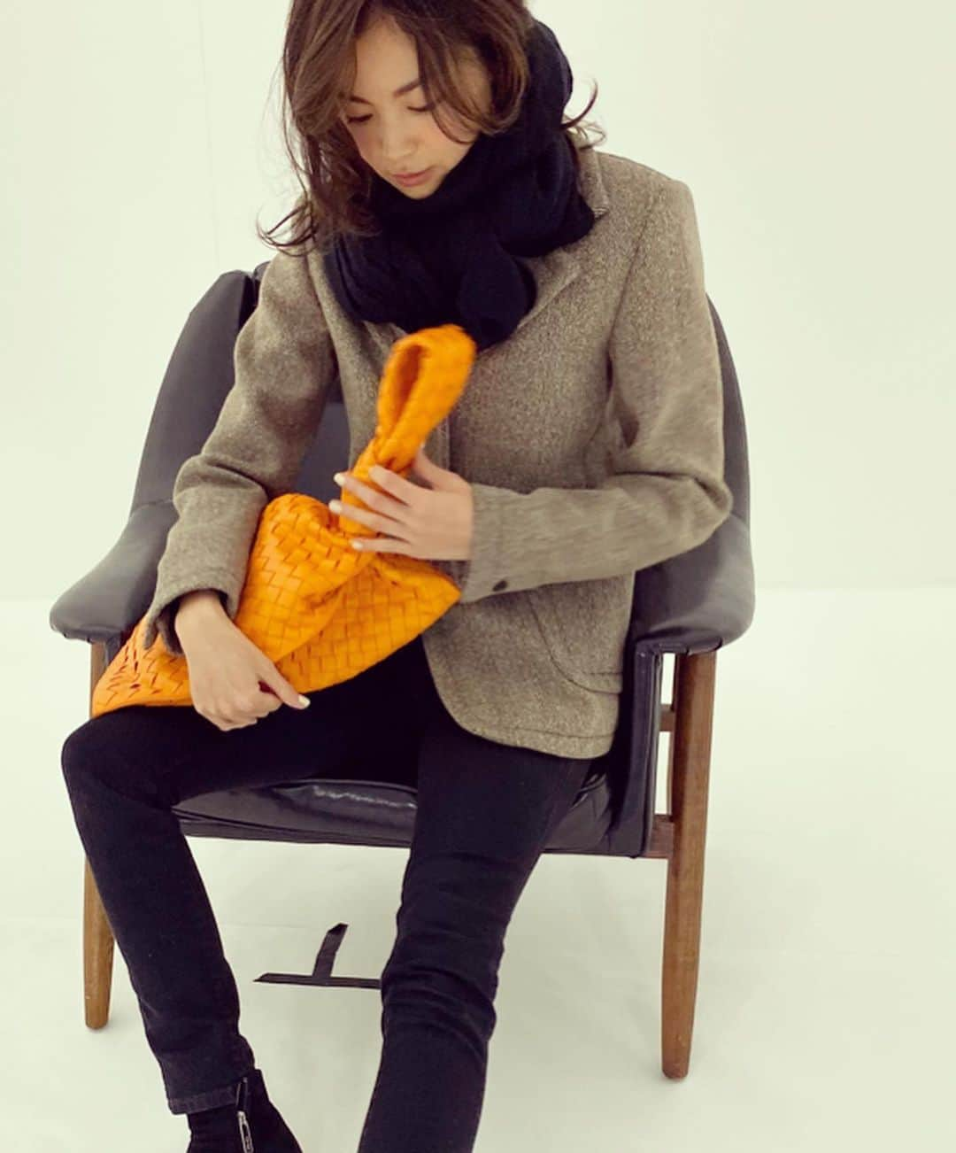 矢野未希子さんのインスタグラム写真 - (矢野未希子Instagram)「@bottegaveneta の オレンジバッグ🍊  ベーシックカラーに 差し色するだけで まぁなんとも華やぐ✨  ファッションから 元気をもらうって こうゆうことだな🧡🧡🧡」12月20日 10時41分 - mikko1104