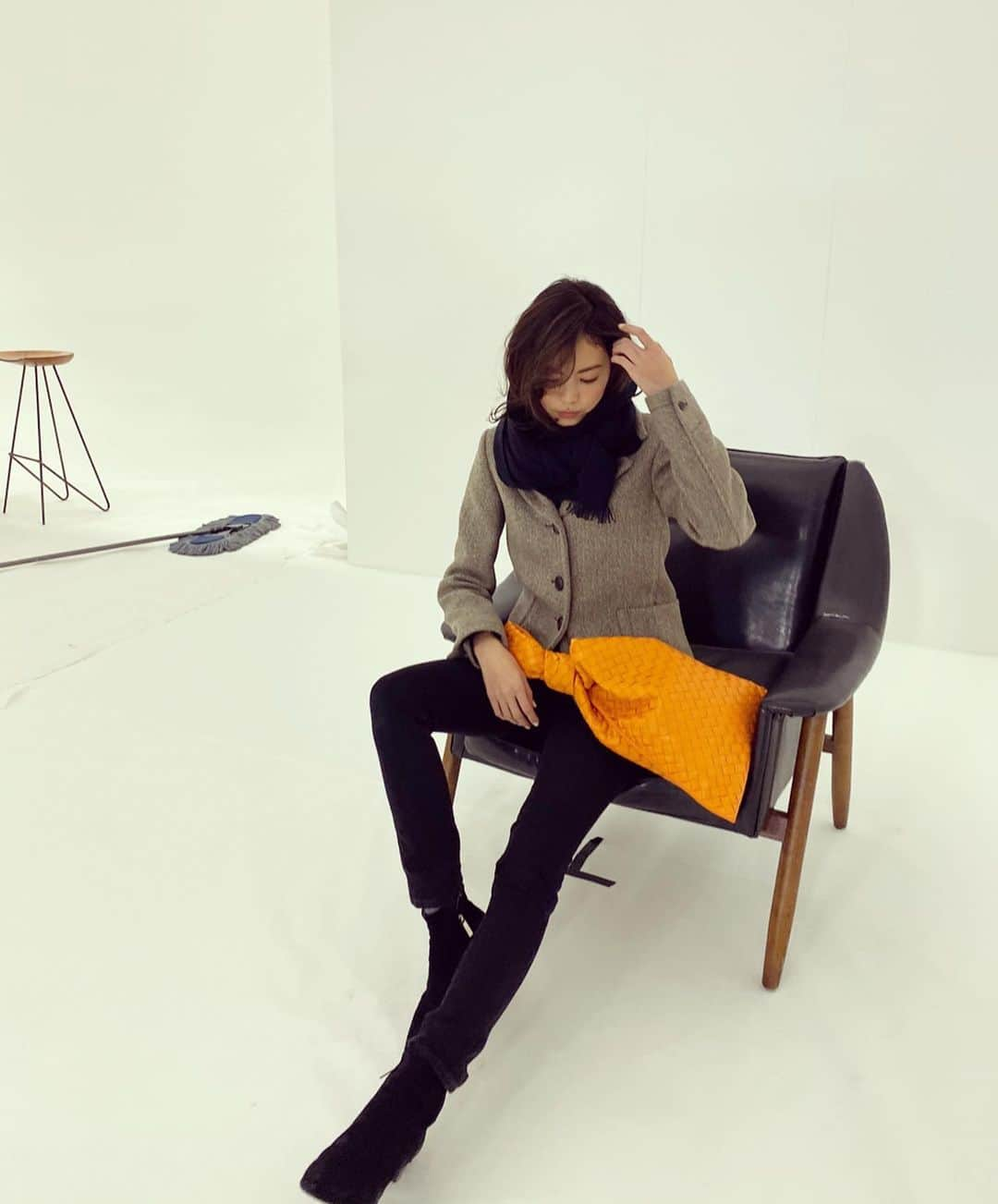 矢野未希子さんのインスタグラム写真 - (矢野未希子Instagram)「@bottegaveneta の オレンジバッグ🍊  ベーシックカラーに 差し色するだけで まぁなんとも華やぐ✨  ファッションから 元気をもらうって こうゆうことだな🧡🧡🧡」12月20日 10時41分 - mikko1104