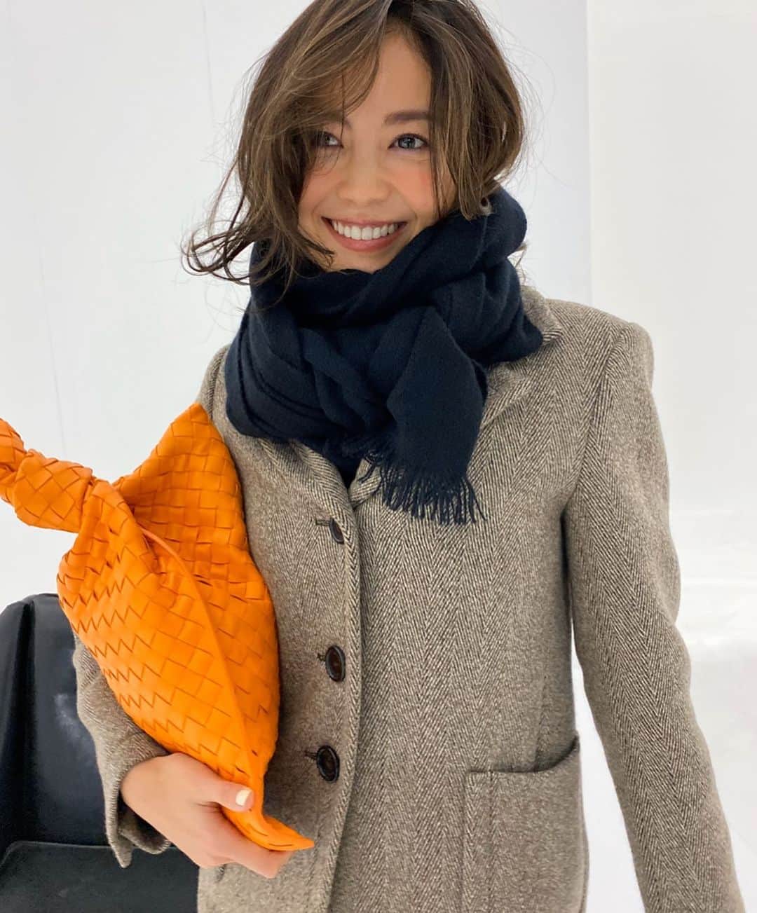 矢野未希子さんのインスタグラム写真 - (矢野未希子Instagram)「@bottegaveneta の オレンジバッグ🍊  ベーシックカラーに 差し色するだけで まぁなんとも華やぐ✨  ファッションから 元気をもらうって こうゆうことだな🧡🧡🧡」12月20日 10時41分 - mikko1104