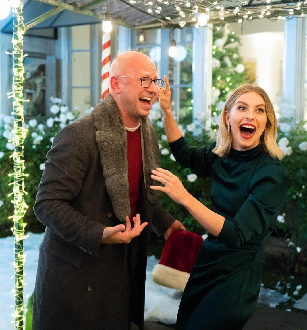 ジュリアン・ハフさんのインスタグラム写真 - (ジュリアン・ハフInstagram)「This is the face I make when I see that @simplytroy has created the most magical Holiday Party for my @kinrgy and @canaryhouseproductions family. I mean...he brought snow to LA! ❄️ I can’t thank my team enough for the gifts they bring into my life every single day. None of this happens without the help, support and collective vision of everyone working together. Thank you to every single one of you who came and celebrated this amazing year with us, it was magic ☃️✨」12月20日 10時42分 - juleshough