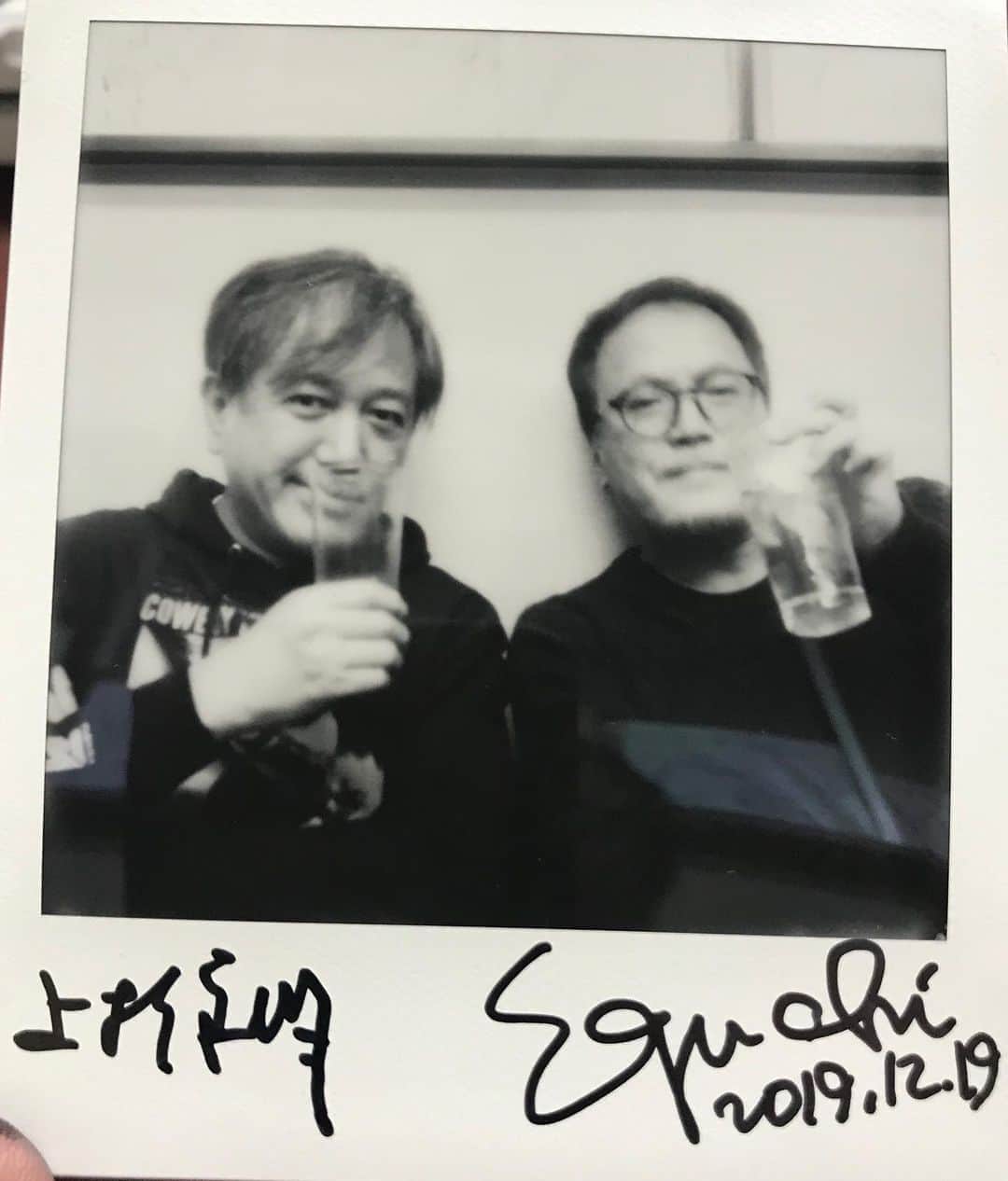 江口寿史のインスタグラム：「ことぶき食堂@荻窪にて。ポラロイド写真家の中飯明央(@nakaiakio )さんが撮ってくれました。」