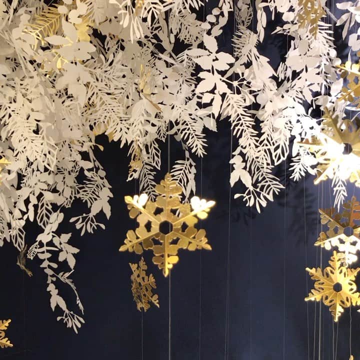 GINZA TANAKAのインスタグラム：「2019年の #クリスマスツリー 🎄 ・ ☆ペーパーアーティスト 菅野一剛　クリスマスを彩るゴールドとペーパーアートの世界☆ ・ #銀座本店 6Fにて、12月25日まで開催中 #菅野一剛 #クリスマスジュエリーフェア #クリスマスブライダルフェア ☆どちらも 12月25日まで開催、お気軽にお立ち寄りください  #ブライダル #婚約指輪　#エンゲージリング #結婚指輪　#マリッジリング #ご来店予約 はサイトよりお受けします  #GINZATANAKA #ginzatanaka #ギンザタナカ #田中貴金属  #ゴールドをもっと自由に」