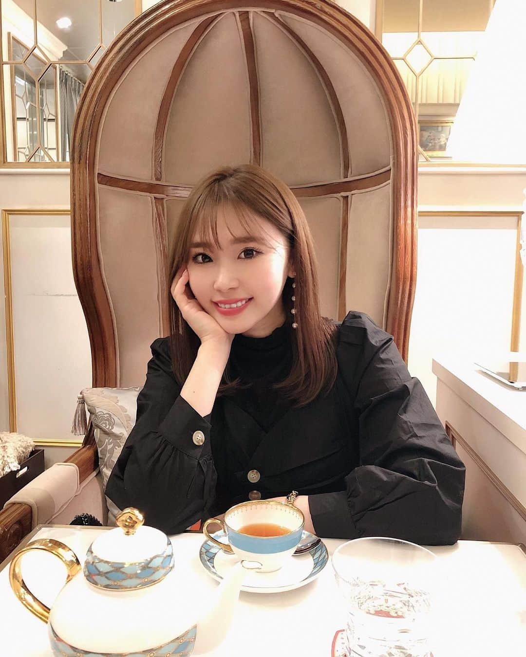 藤川沙弥のインスタグラム：「⸝⸝⸝⸝⸝⸝﻿ ﻿ 去年から月1で通いだした @keiseikai も﻿ お世話になってもう一年✨﻿ 今回もマッサージピール+コラジェナイザーに﻿ 施術中にできちゃう白玉注射も🥚﻿ マッサージピールはザラつきが無くなって﻿ つるっつるになって、その後の﻿ コラジェナイザーでしっかり保湿して﻿ もちもちになるの🕊💕﻿ 私のインスタ見たとお伝えして予約してもらうと﻿ どのメニューも特典があるみたいなのでぜひ🤩﻿ ﻿ ﻿ カラコンはいつもの @onlinecontact で﻿ Ever color 1dayのジェリーファッジ👀﻿ ﻿ マツエクも安定の @teenkarbel ﻿ 上下付け放題です🧚🏻‍♀️﻿ 年末年始も気持ちよく過ごせるように﻿ 年末の予約も抑えておいた✌🏻﻿ ﻿ 詳細は↓こちら𓏗 ‧̮𓏗﻿ 上睫毛は目頭8㎜から目尻10㎜。﻿ 全てシングルエクステで﻿ 目尻は少しカールを落としてもらってて﻿ 下睫毛は自然な長さの6㎜でお願いしてます✍🏻﻿ ﻿ ﻿ ﻿ ﻿ ﻿」