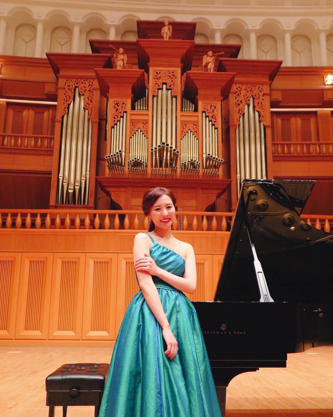 森本麻衣のインスタグラム：「✨岐阜サラマンカホール✨ . 思い出の 最高のホールと最高のお客様🥰 また行きたいです🎼 . . . .  #maimorimoto#piano#pianist#gihu#japan#concert#hall#🎹#👗#dress #steinway#steinwayandsons  #森本麻衣#コンサート#フコク生命#チャリティーコンサート#岐阜#ピアノ#ぴあの#ピアニスト#コンサート#サラマンカホール#クラシックコンサート#クラシック#ドレス#緑#スタインウェイ#スタインウェイピアノ」