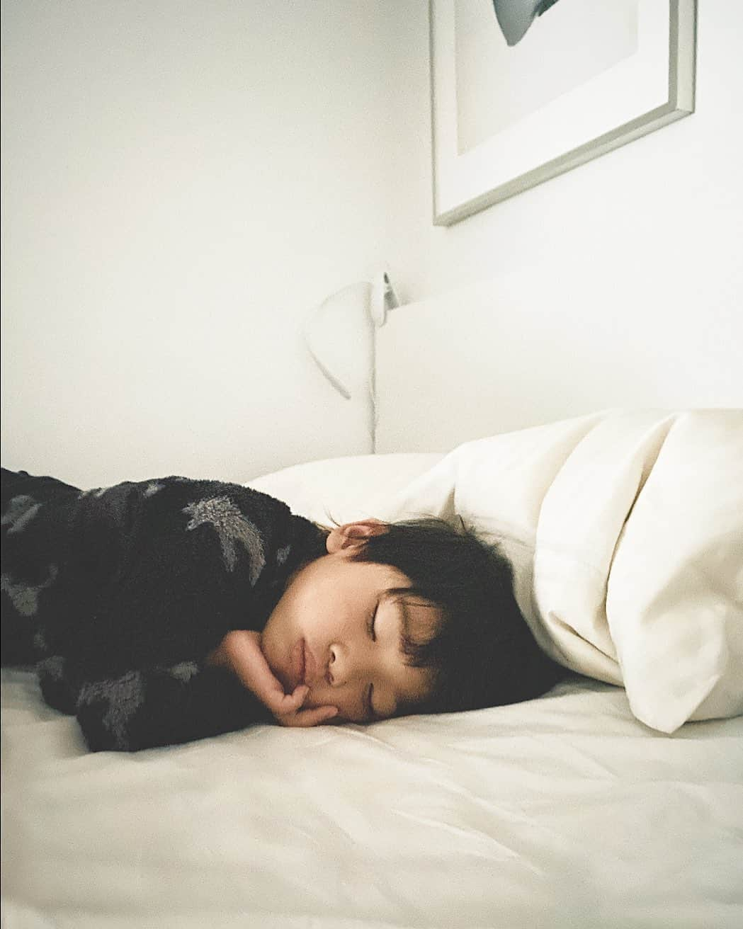 Icumi Oohamaさんのインスタグラム写真 - (Icumi OohamaInstagram)「zzZ. . おはようございます♡. 最近起こすと「もうすこちだけ」と言うように. 冬だからなかなか起きれないらしいです. 大人と一緒だね☺︎. 「 "ゴハン出来たよ〜" って言ったら起きるね！」. だって笑. . #kateakiyama #4yearsold #love #宝物」12月20日 10時52分 - icumi___