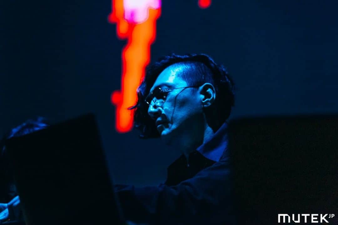 のインスタグラム：「【MUTEK.JP 2019レポート】レトロゲームサウンドを爆音で聴く。Yuzo Koshiro & Motohiro Kawashimaによる”ゲーム・レイヴ”🎮 名作ゲーム『ベア・ナックル』の映像と音楽を用いたAVセットではテクノ、ハウスだけでなくガバなどレイヴ要素もあり、レイヴィーな音楽に会場が酔いしれた。#MUTEKJP #MUTEKJP2019 ⁠」
