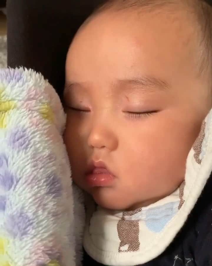 森永乳業#親ばかグランプリ【公式】のインスタグラム：「🍼今週の#チュウチュウごくごく選手権 🥤﻿ ﻿ －－－－－－－－－－－－－－－－－－﻿ @saki_dan_ouri﻿ .﻿ Dreaming baby🍼 .﻿ .﻿ おっぱい飲んでる夢を見てる♡笑﻿ .﻿ 美味しい？？♡﻿ . －－－－－－－－－－－－－－－－－－﻿ ﻿ 夢の中でもチュウチュウごくごく😪🍼﻿ 美味しい夢、見られたかな☺？﻿ ﻿ みなさまも、「#チュウチュウごくごく選手権 」と「#おでかけ代表」または「#おうち代表」を付けてご参加ください🎵﻿ 詳しくは、プロフィールのリンクをCHECK😉﻿ @morinaga_chuchu_gokugokucp﻿ ﻿ ※リグラム掲載による商品当選との関係はございませんので、予めご了承ください。﻿ ﻿ #森永乳業 #チュウチュウごくごく選手権 #おでかけ代表 #おうち代表 #キャンペーン﻿ #子ども #子供 #こどものいる暮らし﻿ #はぐくみ #やさいジュレ #うるジュレ #こどミル」