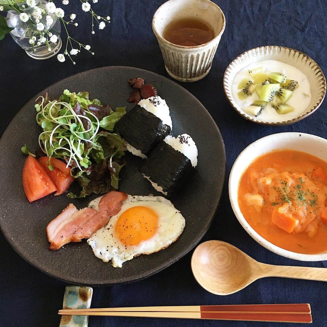 ecruのインスタグラム：「2019/12/20 (2) お弁当のいらない日は、朝ご飯をしっかりと。 トマトジュースとフレッシュなトマト、牛乳で、トマトクリームスープを作りました。 鶏肉とたっぷりのお野菜をコトコト煮込んで、食べる直前にとろけるチーズも乗せました。 息子、この後、おかわりで納豆ご飯も😳🍚🍚 晩ご飯もいらなかったようなので、朝にしっかり食べてよかった！ ・ 私もさすがにお腹いっぱいなので、頑張って動きます！ ・ #gon_food #朝ご飯  #food #foodpic #foodphoto  #朝食 #instafood #instagood #yummy #love #japan #japanesefood  #thankyou #onthetable #日々 #暮らし #和食 #breakfast  #うつわ #やちむん #おにぎり」