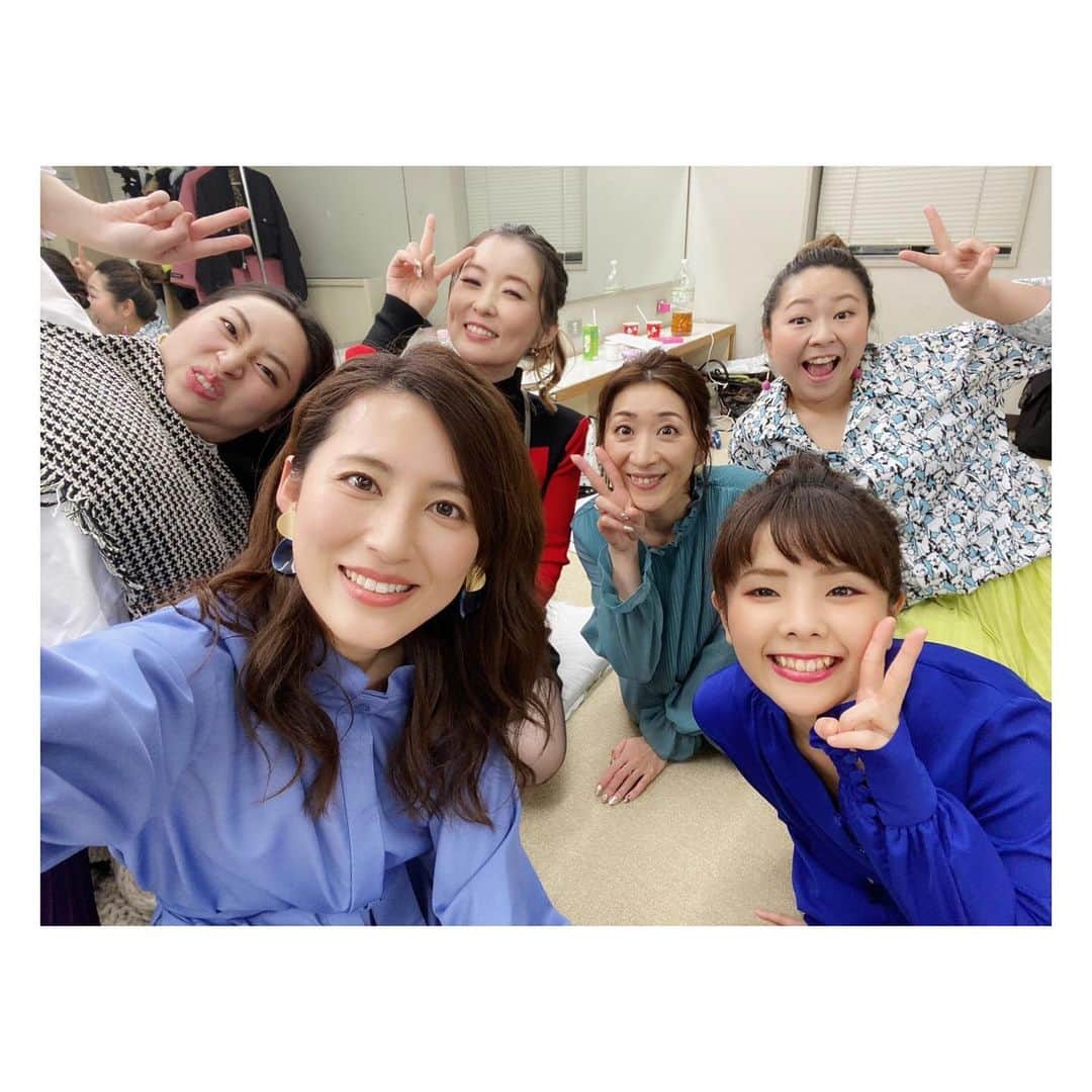 荒牧陽子のインスタグラム：「2019.12.17  ものまねグランプリ ┈︎┈︎┈︎┈︎┈︎┈︎┈︎┈︎┈︎┈︎┈︎┈︎﻿ 楽屋の雰囲気をお裾分け…✨ ┈︎┈︎┈︎┈︎┈︎┈︎┈︎┈︎┈︎┈︎┈︎┈﻿ #ものまねグランプリ 最後の写真の私の靴、 ヒールとスニーカー履き間違えてる😂」