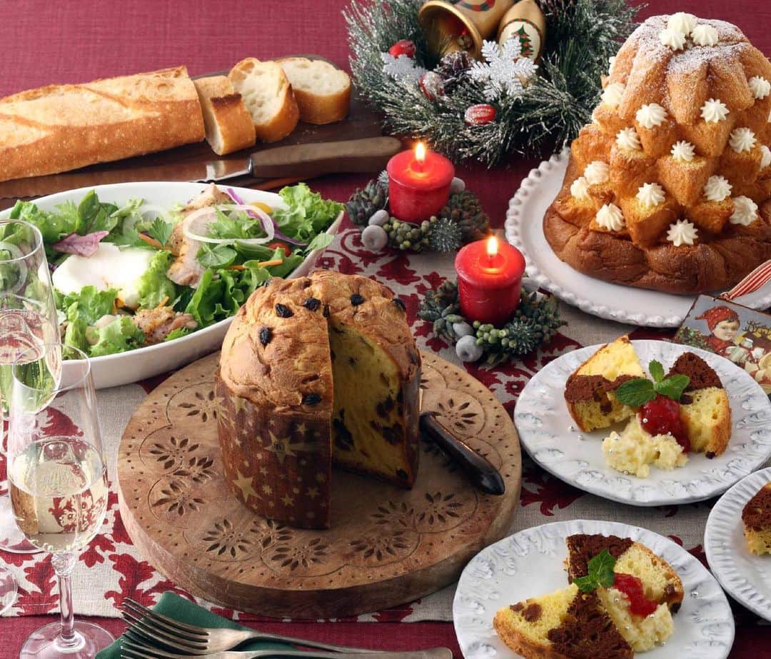 ドンクさんのインスタグラム写真 - (ドンクInstagram)「もうすぐクリスマス🎄✨ . パネトーネやパンドーロは、そのままでも美味しいけど、アイスクリームを添えたり、ココアをふったり、フルーツを添えたり。アレンジするとテーブルが華やかになりますよ。 メインのお料理に合わせるフランスパンもお買い忘れなく🥖 華やかなクリスマスディナーを楽しみましょう🍾 . #ドンク　#クリスマス　#パネトーネ #パンドーロ #クリスマスパーティー #クリスマスケーキ #クリスマス料理 #クリスマスディナー #ドンクのパン #クリスマス菓子 #贈り物 #クリスマスプレゼント #パン屋 #パン大好き #ベーカリー #パン #donq #bread #japan #bakery」12月20日 11時08分 - donq_depuis1905