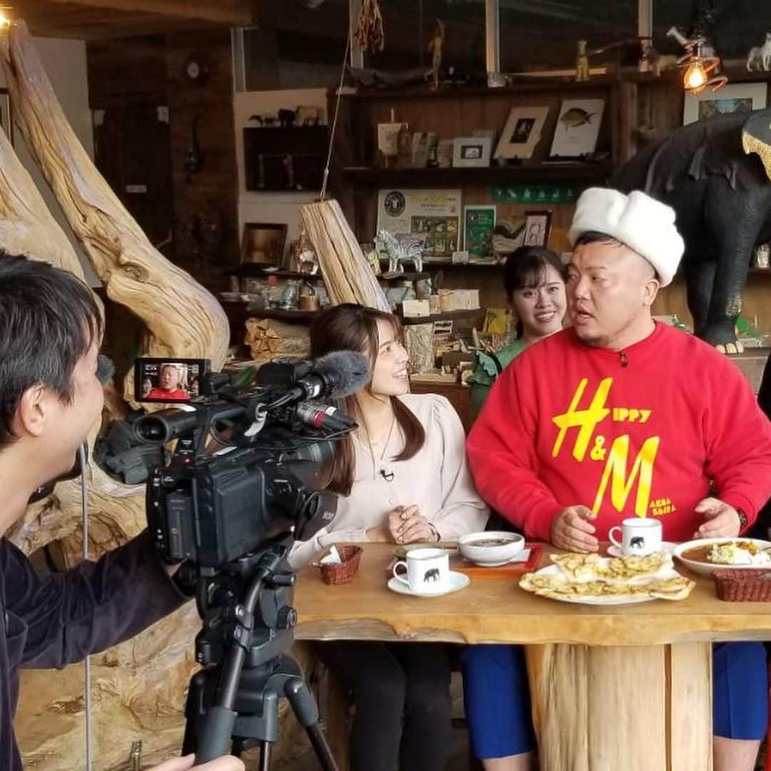 HIPPYのインスタグラム：「いつもHIPPYを応援してくださりありがとうございます いただいたエールを燃料にみなさんの心の燃料になれるよう奮闘中です これからもどうぞよろしくお願いします  HIPPYがデビューへの道筋を描いてくれたと言っても過言ではない番組 メジャーデビュー前からMCに抜擢してくれたコウゲさんとホームテレビさん、色々教えてくれた歴代 名ディレクター陣のみなさん、スタッフさん！ホームシスターズのみんな、本当にありがとうこざいます ［ H♪LINE］のオンエアーが100回となります 番組を応援して下さった皆様への感謝の気持ちを込めてとっておきのプレゼントを用意させていただきました 愛情をこめて作ったプレゼントの応募方法は番組内で発表！  12/20（金）深夜25:20〜広島ホームテレビ［ H♪LINE］  ぜひご覧くださいね 見ることができないエリアの方もホームページなどでお知らせできると思いますので 番組ホームページをチェック！！！！ https://www.home-tv.co.jp/hline/」