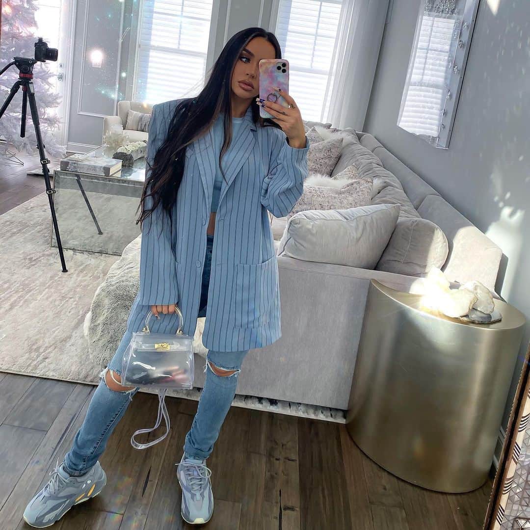 Carli Bybelのインスタグラム：「👕 how do you guys feel about over sized blazers? I’m super short but I kinda love them🐱」