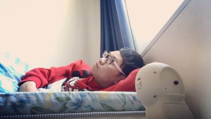 岡下雅典のインスタグラム：「今日の朝。 目覚ましが鳴るより早く目が覚めてぼぉーとしてたら目覚ましが鳴った。 俺はもう起きてるのに一生懸命に鳴ってくれてる目覚ましを見てたら愛おしく思えてきた。 いつもありがとう。 そんな動画。」
