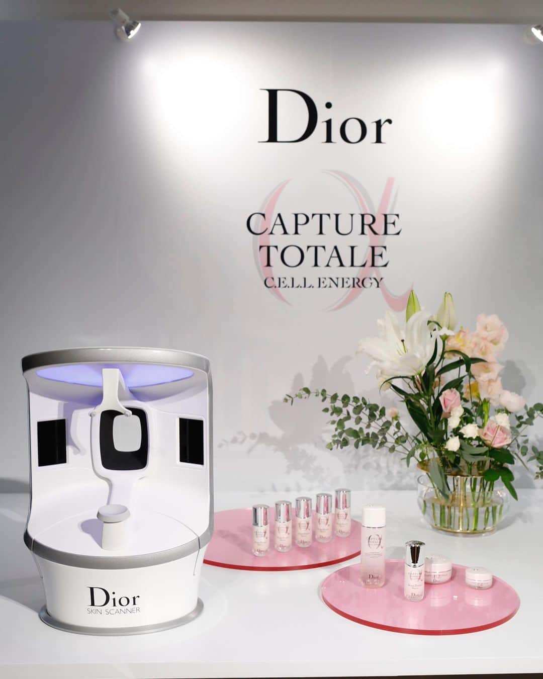 秋本祐希さんのインスタグラム写真 - (秋本祐希Instagram)「Dior 2020.1.10発売の カプチュール トータル セル ENGY Diorは昔から幹細胞の研究に力を入れていて ノーべル生理学・医学賞を受賞した 山中伸弥教授が所長を務める京都大学iPS細胞研究所（CiRA）との共同研究も今年から始まったそう。 期待大大大な発表会におじゃましました✨ お肌の深部に潜むしみやシワまでも分かってしまう Diorの肌診断にドキドキでしたが なかなか好評価でにんまり😊 でも 自分でも気になり始めていた  表情筋によるおでこのシワをピタリと見抜かれ クリームの塗り方など伝授していただきました✨ このシリーズ ほんとに良さそう❤︎ 2020年のスキンケアは #カプチュールトータルセルengy  からスタートしようと思います☺︎ Dior 他にも気になるアイテムがあったので チェックしに行かねば✨ ジゼルのビジュアルにも惚れ惚れ❤︎ @diorskincare  #dior #skincare #幹細胞コスメ #trunkhouse」12月20日 11時23分 - ayuuki0908