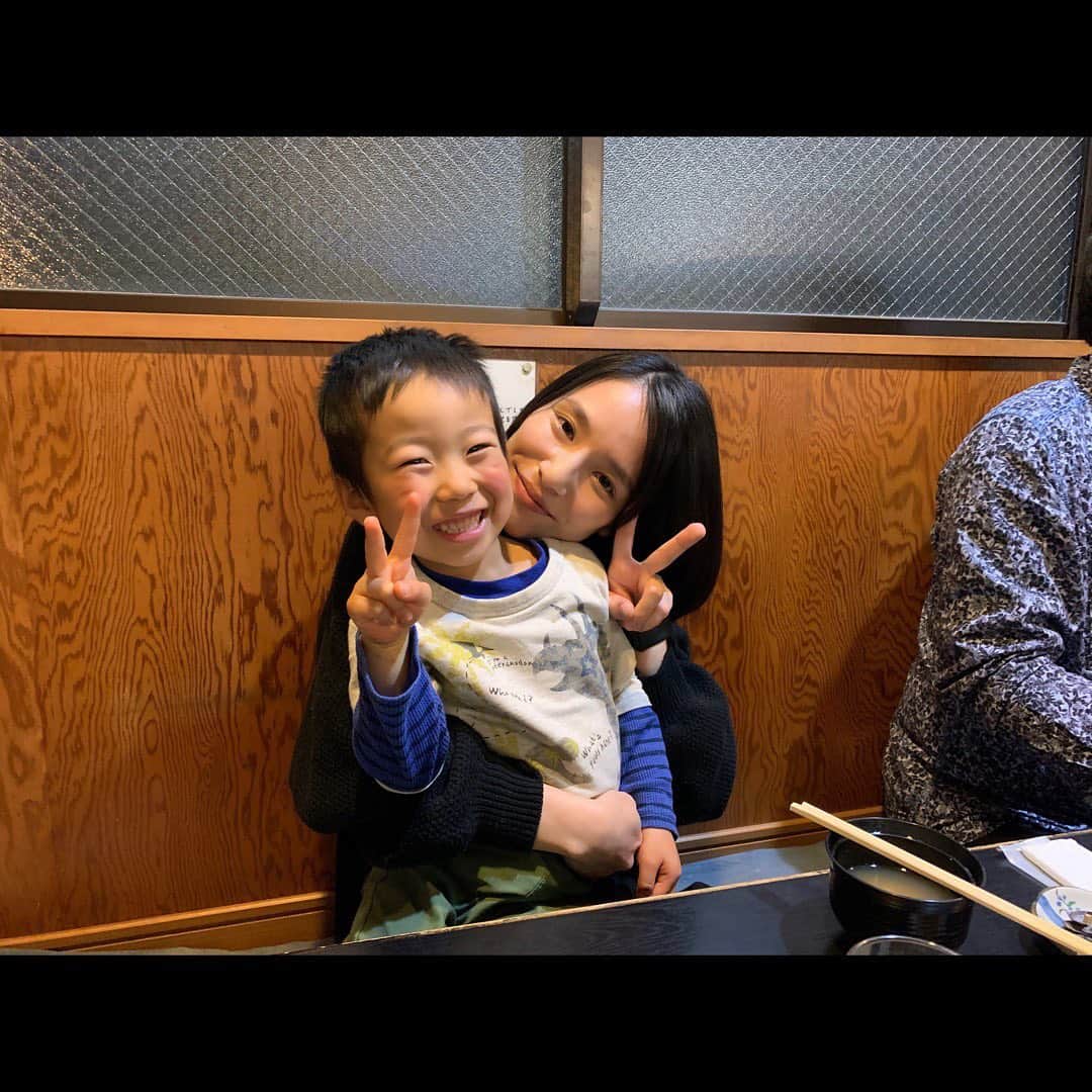 生越千晴のインスタグラム：「. ビューティフルワールドな忘年会  座長のお子、太陽。 できることたくさんで、恐竜大好きで、すでに座長と同じ笑い皺のある太陽、愛おしい。 私のこと"おぼし〜"って言ってたのに久しぶりに会うと"おごしさん"なんて言うもんだからおごしと太陽は仲良しだから"おごし"って呼んで♡っておば心押し付けたら、うんってニコニコ笑ってた。愛おしい〜。 . 大吉さんは未だにスタッフパスを携帯ケースの中に入れてました😌🌱愛おしい。 . 稽古中のみんなも来てくれて感謝。 みんなが幸せに年を越せますようにー！」