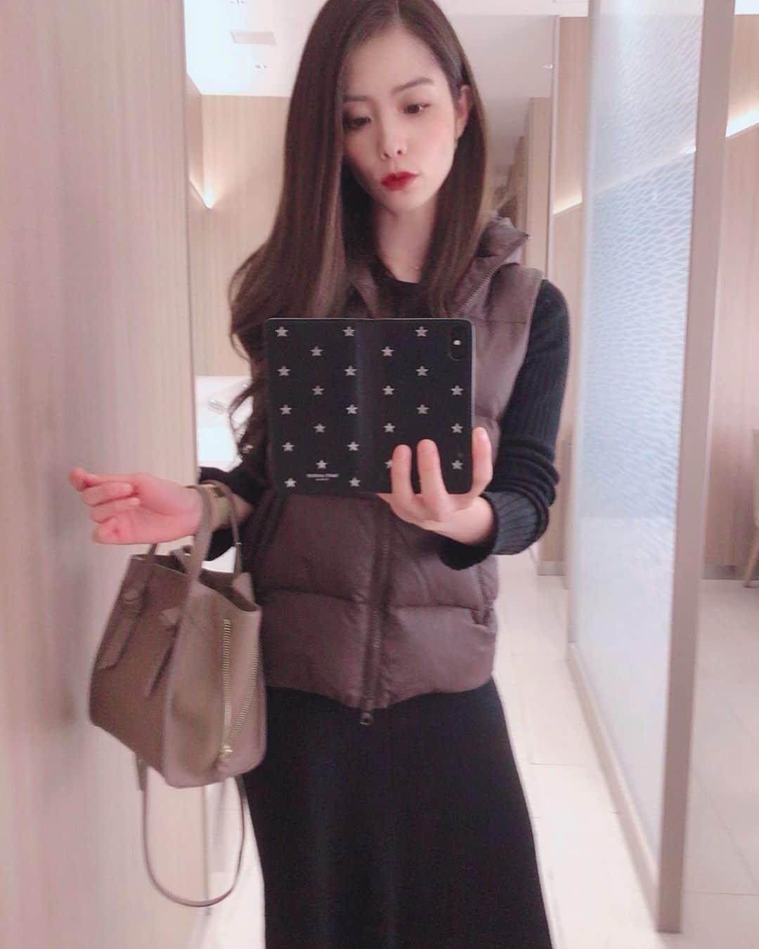浦田麻緖さんのインスタグラム写真 - (浦田麻緖Instagram)「そう言えば、髪の毛切って暗くしたんだょーー💇‍♀️気づいた？？🙈 今回はトリートメントをかなりしっかりやってもらったから、まだうる髪続いてるん🎀 @nor1.n ちゃん、いつもありがとうー💕 #cot #color #treatment  #艶髪 #うる髪 #美髪 #キープ #メンテナンス #makeup」12月20日 11時36分 - mao.urata