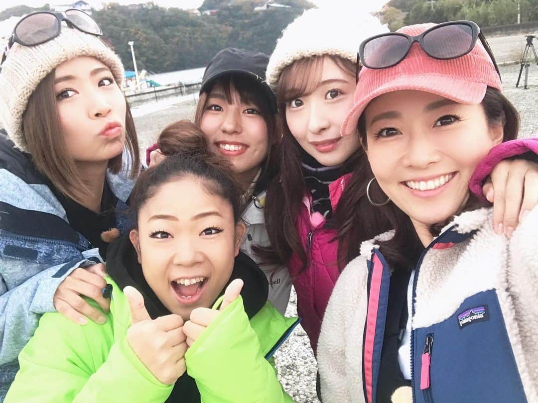 関西テレビ「釣りたガール！」さんのインスタグラム写真 - (関西テレビ「釣りたガール！」Instagram)「✔︎﻿ 昨日まで、今年最後の釣りたガール！ロケでした🐟﻿ ﻿ 2019年もたくさん釣りに行けて﻿ ﻿ 幸せな一年だったなぁ✨﻿ ﻿ そして、12月中旬にはお正月の特別番組﻿ ﻿ 「釣りうま女王決定戦」ロケにて﻿ ﻿ 関西の女性アングラーのみんなと﻿ ﻿ チームを組んで闘ってきました💪﻿ ﻿ 左から﻿ フッチー　@mari_fuchigami ﻿ にっしゃん　@nao.xoxo.117 ﻿ なるちゃん　@nalnal_fi ﻿ ちーちゃん　@chihiro1013_m ﻿ ﻿ 夜、みんなでお酒を囲みながら﻿ ﻿ 真剣に釣りの作戦会議をするのが﻿ ﻿ とっても有意義な時間でした🤣﻿ ﻿ こちらは釣りビジョンでの放送のみですが﻿ ﻿ よかったら新春初笑いに観てやって下さい💕﻿ ﻿ 2020年も「釣りたガール！」を宜しくお願いします🥺﻿ ﻿ ﻿ #釣りたガール﻿ #年末﻿ #今年もお世話になりました﻿ #来年もどうぞよろしく﻿ #釣り﻿ #釣り好きな人と繋がりたい ﻿ #釣り女子﻿ #釣り堀﻿ #カタタの釣堀 ﻿ #釣りうま女王決定戦﻿」12月20日 11時38分 - tsurita_girl