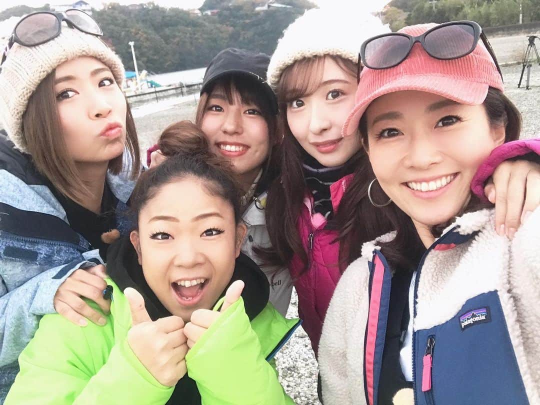 のインスタグラム：「✔︎﻿ 昨日まで、今年最後の釣りたガール！ロケでした🐟﻿ ﻿ 2019年もたくさん釣りに行けて﻿ ﻿ 幸せな一年だったなぁ✨﻿ ﻿ そして、12月中旬にはお正月の特別番組﻿ ﻿ 「釣りうま女王決定戦」ロケにて﻿ ﻿ 関西の女性アングラーのみんなと﻿ ﻿ チームを組んで闘ってきました💪﻿ ﻿ 左から﻿ フッチー　@mari_fuchigami ﻿ にっしゃん　@nao.xoxo.117 ﻿ なるちゃん　@nalnal_fi ﻿ ちーちゃん　@chihiro1013_m ﻿ ﻿ 夜、みんなでお酒を囲みながら﻿ ﻿ 真剣に釣りの作戦会議をするのが﻿ ﻿ とっても有意義な時間でした🤣﻿ ﻿ こちらは釣りビジョンでの放送のみですが﻿ ﻿ よかったら新春初笑いに観てやって下さい💕﻿ ﻿ 2020年も「釣りたガール！」を宜しくお願いします🥺﻿ ﻿ ﻿ #釣りたガール﻿ #年末﻿ #今年もお世話になりました﻿ #来年もどうぞよろしく﻿ #釣り﻿ #釣り好きな人と繋がりたい ﻿ #釣り女子﻿ #釣り堀﻿ #カタタの釣堀 ﻿ #釣りうま女王決定戦﻿」