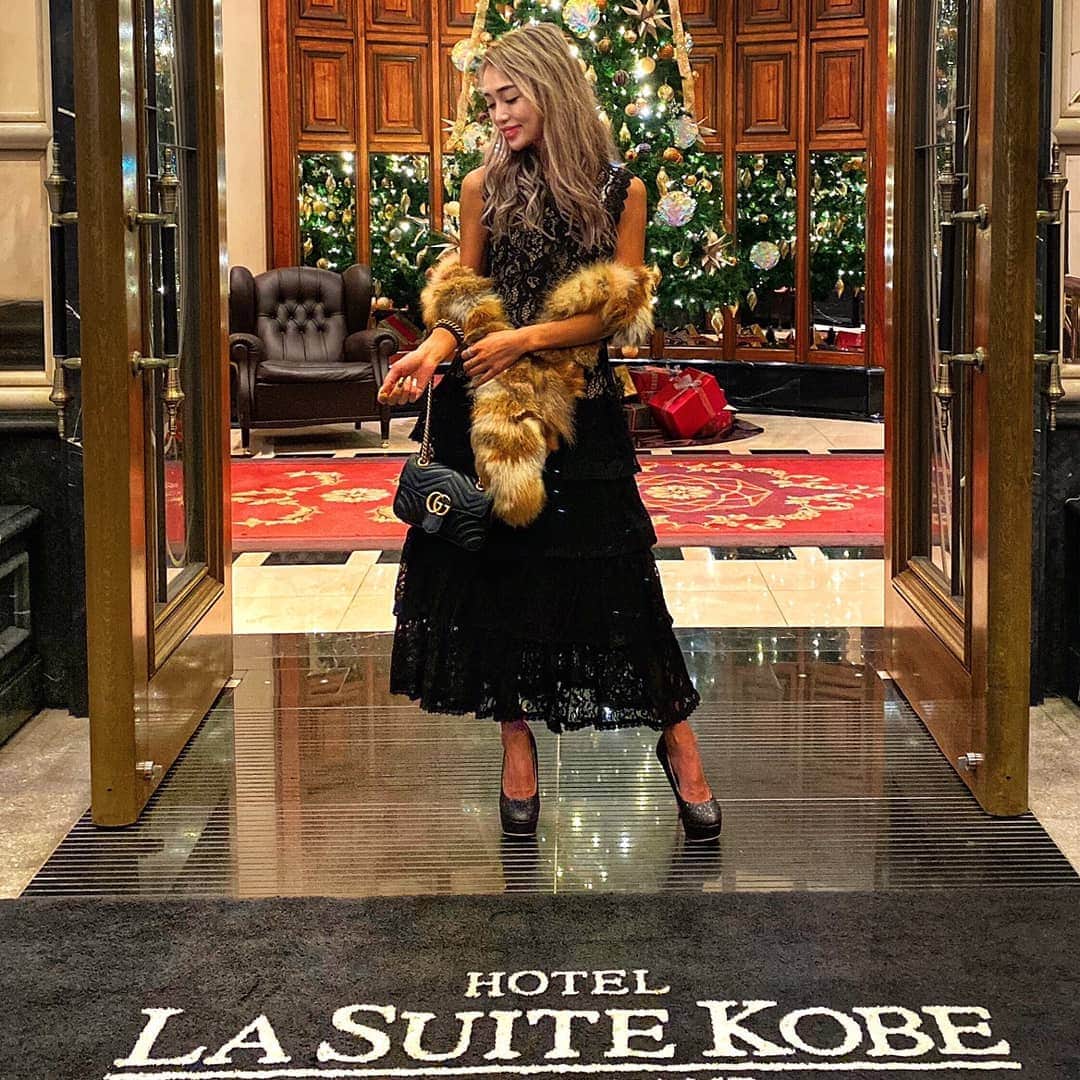 のインスタグラム：「. .GOOᗪ ᗰOᖇᑎIᑎG☀✨ . .ラスイート神戸キレイ😋💕✨クリスマスムードだょ☃︎.*·̩͙𓂃𓈒𓏸 .みんなはクリスマスなにするのかな？🙋私は楽しいお仕事だから楽しみ～♥♪ . . .たまにはドレスアップもすきぴ🙈🙈💕 . @emiriawiz_official のこのワンピースまじで可愛いいよ‼😍詳しくはストーリーみてね✨✨まじゴージャス🙏💓 . . . . . . . . . .#ラスイート神戸 #lasuitehotel #ドレスアップ #クリスマス #ゴージャス #gucci #神戸」
