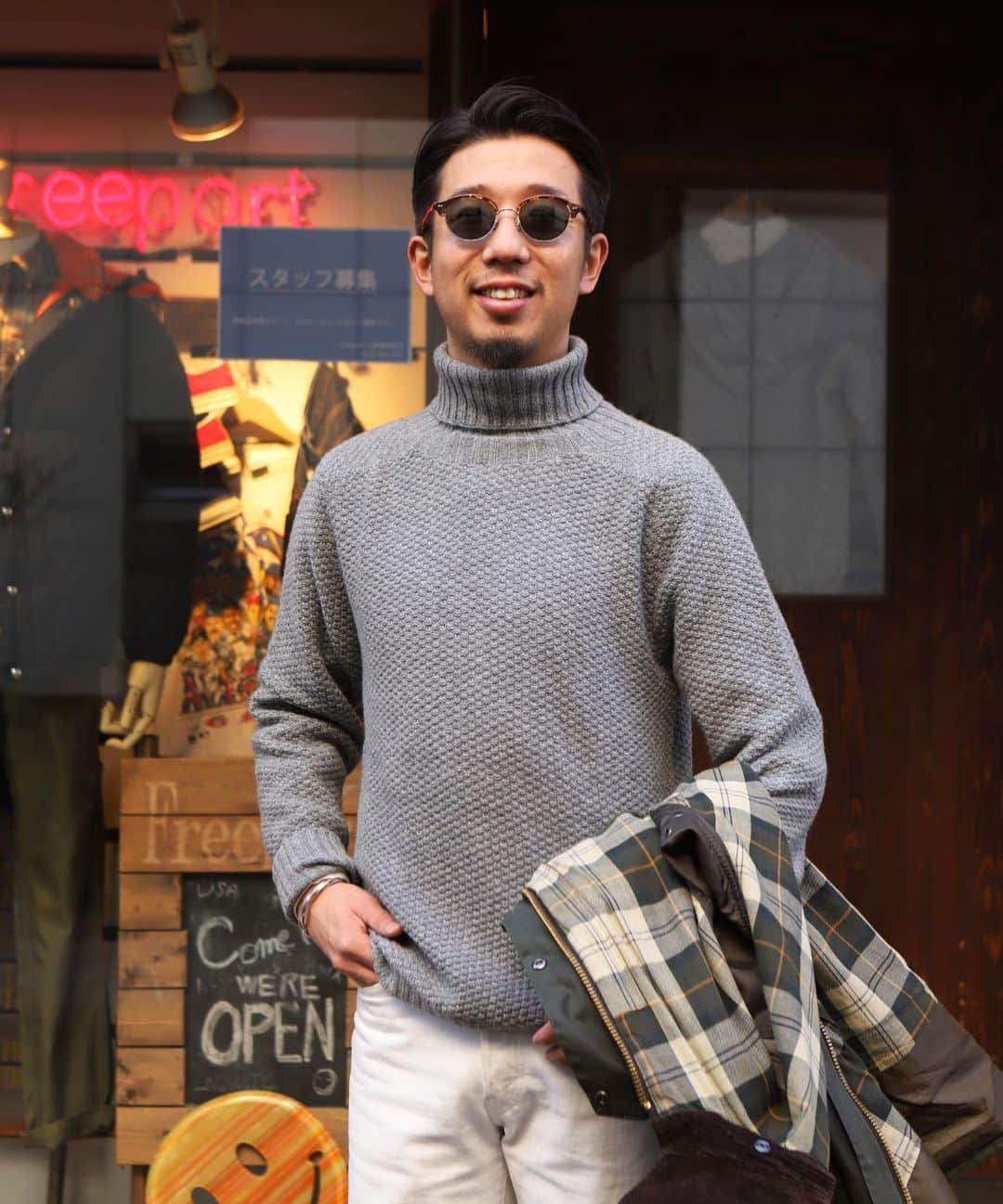 のインスタグラム：「本日のSTYLE  2019年も残すところ10日だそうな・・・ 服好きならではの散財録で今年を振り返ろうと思います。  #outer#barbour #sweater#jamescharlotte #denim#workersjapan #ivystyle#trad#surf #Freeportueno#tokyo#上野セレクトショップ」