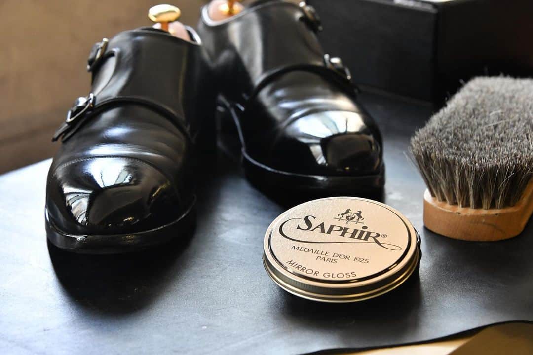 PR Sato Saphir（サフィール）さんのインスタグラム写真 - (PR Sato Saphir（サフィール）Instagram)「. ミラーグロスによるハイシャイン。  通常のポリッシュとミラーグロスを併用すればより綺麗な光沢感を出せます。 . #saphir #saphirnoir #saphirmedailledor #shoecare #shoeshine #highshine #mirrorshine #shoes #mensshoes #leathershoes #shoeslover #サフィール #サフィールノワール #シューケア #靴磨き #ハイシャイン #鏡面磨き #紳士靴 #革靴 #靴好き #足元倶楽部 #あしもと倶楽部 #オシャレさんと繋がりたい #パティーヌ #パティーヌシューズ #ミラーグロス #クレム1925」12月20日 11時55分 - saphir_japan