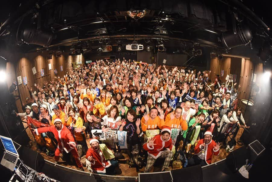 DEppaさんのインスタグラム写真 - (DEppaInstagram)「. . シクライブ2019今年もお疲れ様でした！ 〜乾杯！万歳！忘年会！〜 . 2日目『大阪』 この日のスペシャルゲストは【DJ電球】 ど頭から大盛り上がりでした！ ブチ上げてくれましたねー！💯 それにしても大阪は熱かったーッ！！！ 額から汗が滝のように流れてきましたw 「待ってたよ」「大好きだぜ」 そんな想いがビシビシ伝わってきました。 俺たちの「愛してるぜ大阪ーッ！」も しっかり届いたかな？！ 最高の時間だったぜ大阪！ . アンコールではまさかのDJ電球が再登場。 ん？なんだなんだ？と思っていたら 「おめでとう ありがとう」の スーパーremixを持ってきてくれて 会場のみんなが大合唱してくれました。 めちゃくちゃ嬉しくて感動しましたが、 祝うのは慣れてるけど、祝われるのは慣れてない そんな私はどうしていいかわからずモジモジ。 でもさ、今日大阪のライブがなかったら、 友達との予定が合わなかったら 多分ひとりで過ごしてた訳でさw 本当に幸せな誕生日を過ごせました！ 一生忘れない誕生日になったよ！ 大阪のみんな！本当にありがとう！ また来年も足しげく帰ってくるからね！ まずはその前に大田区で待ってるぜ❤️ またすぐ会おうなーーーッ！✨ . さぁ！残すは日曜日『浅草』 全てを出し尽くします！！！ みんなも全力で歌って暴れて燃え尽きてくれよ！ 日曜日が楽しみだぜ！！！ . #シクラメン #シクラ族 #シクライブ #大阪 #本日のセットリストは電球が考えました #MCも電球が担当 #とっても新鮮でした #DJ電球 #‪#ソコニ立ッテナサーイ‬ #誕生日 #おめでとうありがとう #名古屋に続き大阪にもエステーの鹿毛さんと花ちゃんが来てくれました #心から大感謝 #本当にありがとうございました #大野さん豪華なケーキありがとうございました #夢番地」12月20日 22時53分 - deppa_shikuramen