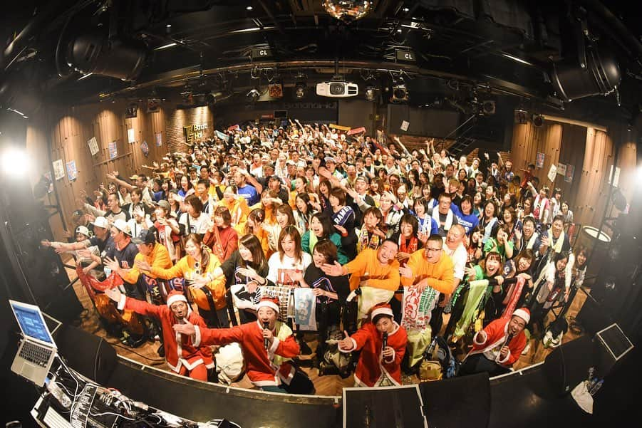 DEppaさんのインスタグラム写真 - (DEppaInstagram)「. . シクライブ2019今年もお疲れ様でした！ 〜乾杯！万歳！忘年会！〜 . 2日目『大阪』 この日のスペシャルゲストは【DJ電球】 ど頭から大盛り上がりでした！ ブチ上げてくれましたねー！💯 それにしても大阪は熱かったーッ！！！ 額から汗が滝のように流れてきましたw 「待ってたよ」「大好きだぜ」 そんな想いがビシビシ伝わってきました。 俺たちの「愛してるぜ大阪ーッ！」も しっかり届いたかな？！ 最高の時間だったぜ大阪！ . アンコールではまさかのDJ電球が再登場。 ん？なんだなんだ？と思っていたら 「おめでとう ありがとう」の スーパーremixを持ってきてくれて 会場のみんなが大合唱してくれました。 めちゃくちゃ嬉しくて感動しましたが、 祝うのは慣れてるけど、祝われるのは慣れてない そんな私はどうしていいかわからずモジモジ。 でもさ、今日大阪のライブがなかったら、 友達との予定が合わなかったら 多分ひとりで過ごしてた訳でさw 本当に幸せな誕生日を過ごせました！ 一生忘れない誕生日になったよ！ 大阪のみんな！本当にありがとう！ また来年も足しげく帰ってくるからね！ まずはその前に大田区で待ってるぜ❤️ またすぐ会おうなーーーッ！✨ . さぁ！残すは日曜日『浅草』 全てを出し尽くします！！！ みんなも全力で歌って暴れて燃え尽きてくれよ！ 日曜日が楽しみだぜ！！！ . #シクラメン #シクラ族 #シクライブ #大阪 #本日のセットリストは電球が考えました #MCも電球が担当 #とっても新鮮でした #DJ電球 #‪#ソコニ立ッテナサーイ‬ #誕生日 #おめでとうありがとう #名古屋に続き大阪にもエステーの鹿毛さんと花ちゃんが来てくれました #心から大感謝 #本当にありがとうございました #大野さん豪華なケーキありがとうございました #夢番地」12月20日 22時53分 - deppa_shikuramen