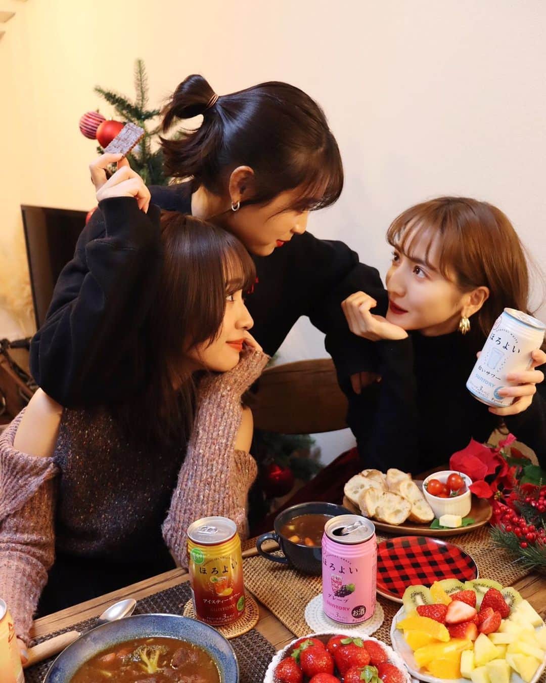 平木愛美のインスタグラム：「見つめ合い。照れ。 ぴぴたんのんちゃんが新居に遊びにきてくれて、すこしはやめのchristmas party🌲❤️をした日曜日でした！ みんなでわちゃわちゃ準備したり、クリスマスソング流しながらお喋りしたりただただ楽しんだ夜🌜  まずはドンキで"ほろよい"や食材をお買い物するところからのスタートしたよ！普段全然お酒が飲めない私ですが、ほろよいの白いサワーはとっても飲みやすくて美味しかったっ⚪️ 今回のメインはビーフシチューにして（生クリーム買い忘れたのショック🍽） 苺のサラダやカプレーゼなどこっそりクリスマスを意識し赤を取り入れてみたり❣️美味しいーーー😘🧡 ドンキでは今、対象期間中にドンキ・ホーテの「majicaアプリ」をダウンロードして、応募ページ上のアンケートに答えるだけで２０歳以上の方であれば、誰でも参加可能なキャンペーン。を実施中とのこと🧡🧸💕💫🎄 ドンペンくんのオリジナルグラスが当たるので、みんなも是非参加してみてね〜😘 #ほろよい #ドンキ #ドンキオリジナルグラス #ドンペングラス #PR」