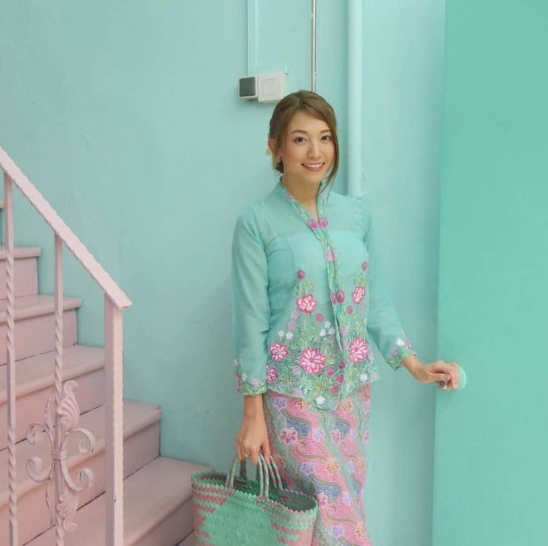 市原彩花さんのインスタグラム写真 - (市原彩花Instagram)「可愛くてインスタ映えな衣装で、シンガポールの街を観光🤗 @bajupura_rentalshop  女子旅にぴったりな記事を書いたので、プロフィールのリンクから読んでみてください😊💕 インスタ映えな写真もたくさん😆❣️ #シンガポールと熱狂 #シンガポール#singapore#シンガポール観光#シンガポール旅行#シンガポール暮らし#シンガポール在住#シンガポール在住日本人#シンガポール女子旅#アラブストリート#ハジレーン#プラナカン#民族衣装」12月20日 22時50分 - ayaka_ichihara