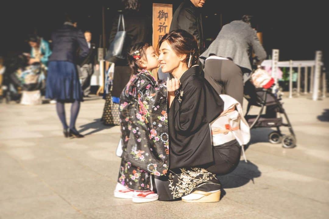 のインスタグラム：「. . ずーっと待ち受け変えてなかったけど今はコレ💋 . You are a valuable treasure for mom🌹 . . #七五三 #七五三3歳 #女の子 #凜 #七五三ママ #七五三撮影 #シングルマザー #シンママ #シンママライフ #着物 #仲良し親子 #リンクコーデ #親子コーデ #明治神宮 #ママになれて幸せ #産まれてきてくれてありがとう #愛してる #mylittleprincess #momlife #princess #girlsmom #happylife」