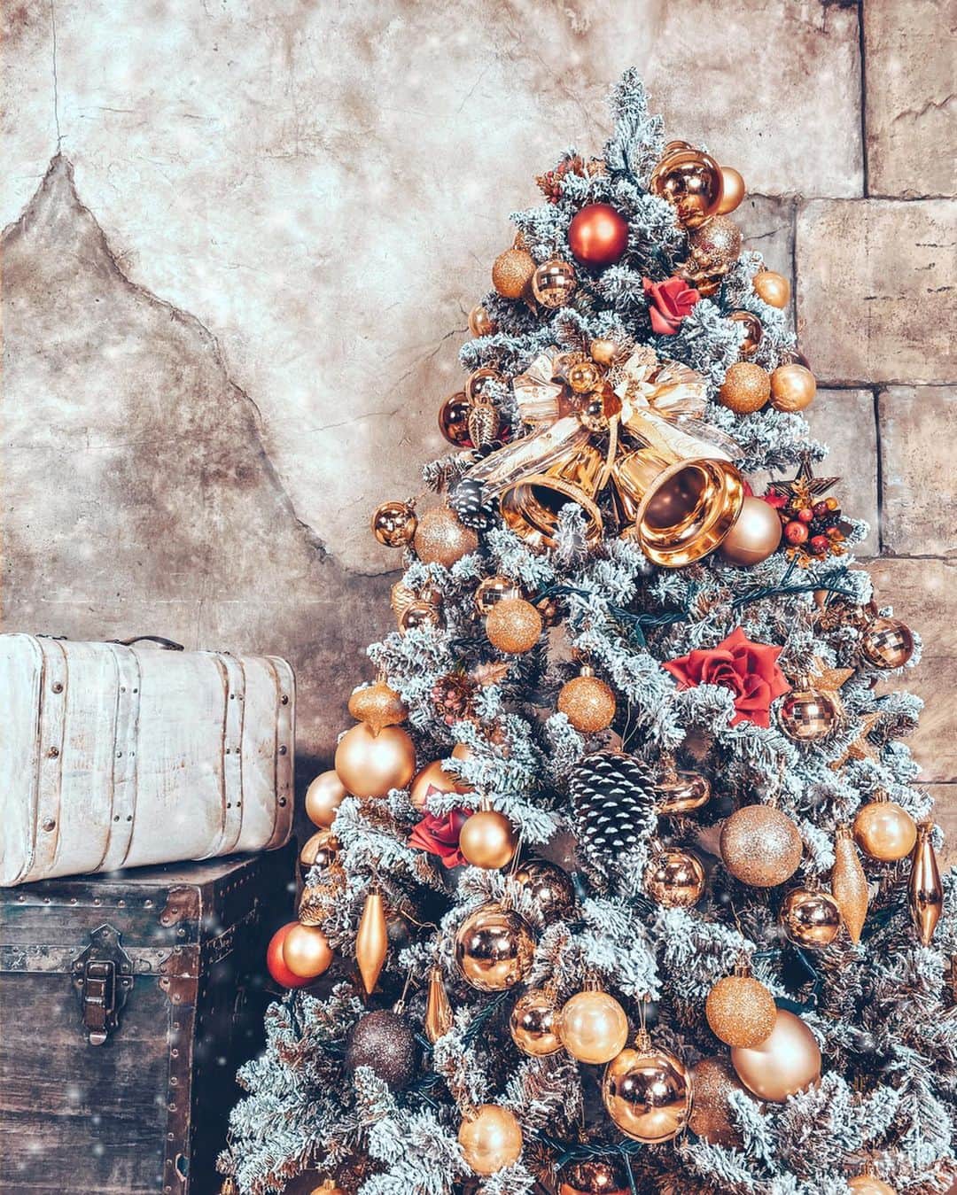 大矢真夕さんのインスタグラム写真 - (大矢真夕Instagram)「Preparing for Christmas❄☃🎅✨ . . . ((Q(･ω･Q)ｼｬｶｼｬｶ . . . 以前ドイツで買った美しいオーナメントを 無くしてしまったみたい🙄 . . 季節モノは気付いた時には時既に遅し🥺 . . #christmas #christmastree #chrismasparty #christmastree🎄 #christmasornaments #christmas🎄 #instachristmas  #クリスマス #クリスマスツリー #クリスマスパーティー #クリスマス準備 #クリスマスインテリア #クリスマスイブ #クリスマスオーナメント #ファインダー越しの私の世界 #instamood #写真部 #写真好き #写真で伝えたい私の世界 #インスタグラマー #instagramjapan #photo_jpn  #igersjp #lightroom #🎄 #ヘアアクセサリー #interiorstyling #写真加工 #インテリア #インテリア雑貨」12月20日 21時26分 - mayuohya