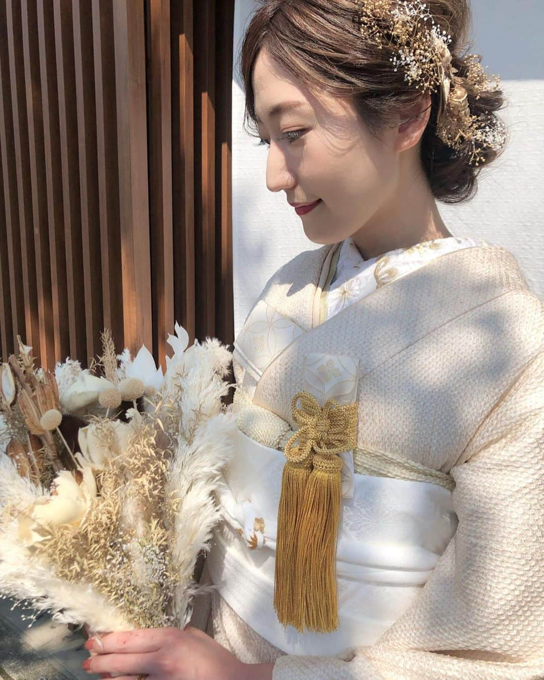 Gendaiさんのインスタグラム写真 - (GendaiInstagram)「和装前撮り👘📸 ベージュの打掛もおしゃれです✨ . . . . .  #ヘアスタイル#ヘアアレンジ#ヘアアレンジ動画#ヘアセット#簡単アレンジ#簡単ヘアアレンジ#髪型#美容師#ヘアアレンジ解説#ヘアアレンジやり方#アレンジ動画」12月20日 21時27分 - gen_dai