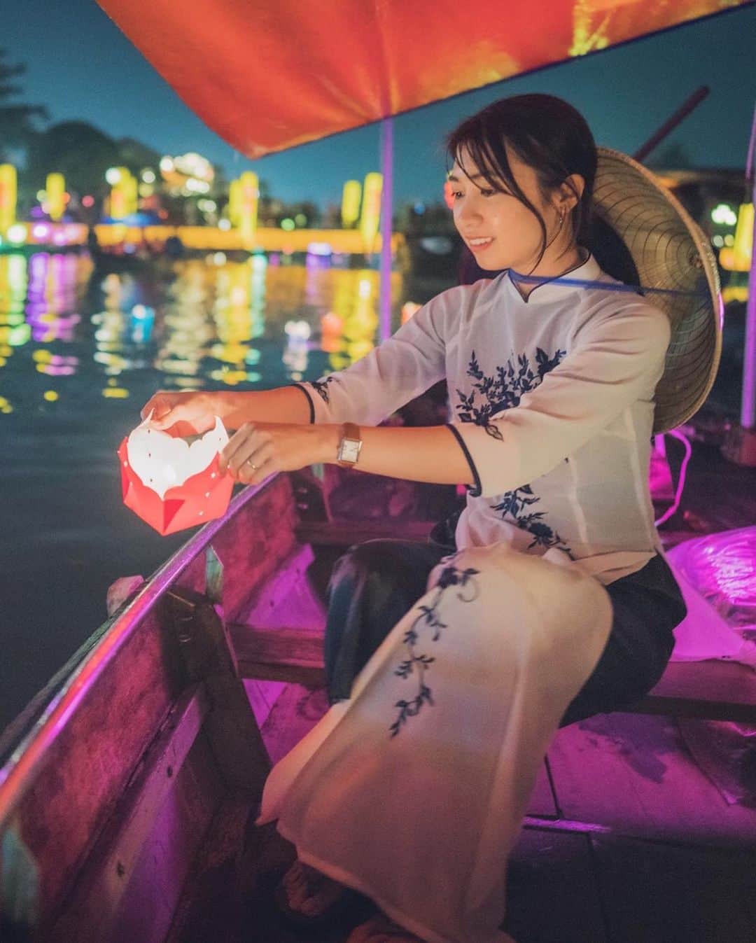 mikicoco00のインスタグラム：「* * ベトナムに行ってきました🇻🇳 * 願いを込めて🤲 ボートの上で灯篭流し〜🕯 幻想的でとっても綺麗でした！ * * * * #ベトナム#ホイアン#ダナン #hoian#ランタン#楽しい  #トゥボン川#灯籠流し#願い  #アオザイ#刺繍  #海外旅行#旅#trip」