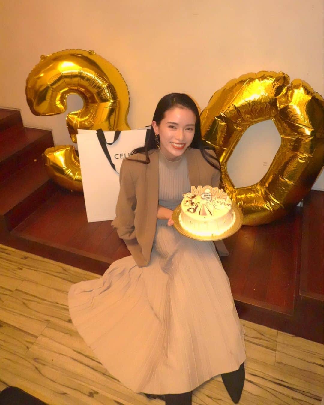 のインスタグラム：「お祝いしてもらいました😎嬉嬉嬉 ほろ酔い🍸 もうちょっと載せます🤏 .  #baby  #momlife #mommylife #mommy #kidsgram_tokyo #babyphotography #babyphoto  #ママリ #育児 #男の子ママ #女の子ママ #コドモノ #ベビフル #mamanoko #ママライフ  #3歳 #1歳  #二人育児 #motherof2 #motherhood  #ootd #fashion #basic #coordinate #outfit #osayocode  #今日のコーデ #シンプルコーデ #ファッション」