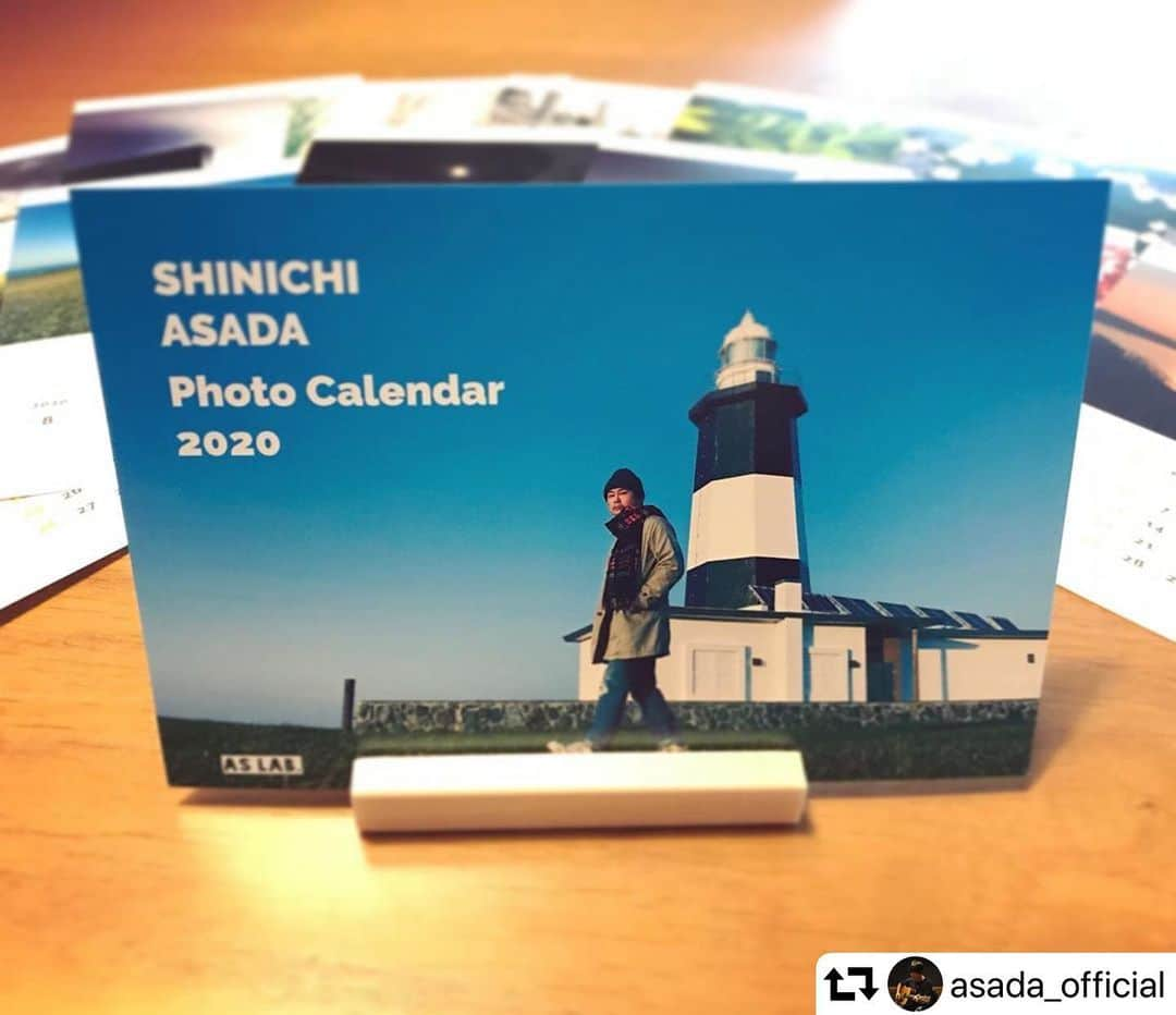 浅田信一さんのインスタグラム写真 - (浅田信一Instagram)「🤗🤗🤗 #repost @asada_official ・・・ 🗓🗓🗓 浅田キャメラマンによる 📸Photo カレンダー2020（¥1,500）  端材を使った、天然オイル（蜜蝋&ヒバ油&椿油）仕上げの木製スタンド付き。  22日のライブで販売します。 通販は12/23からご案内しまーす。  #浅田信一  #浅田信一dreams  #浅田信一dreamstour」12月20日 21時37分 - asada_shinichi