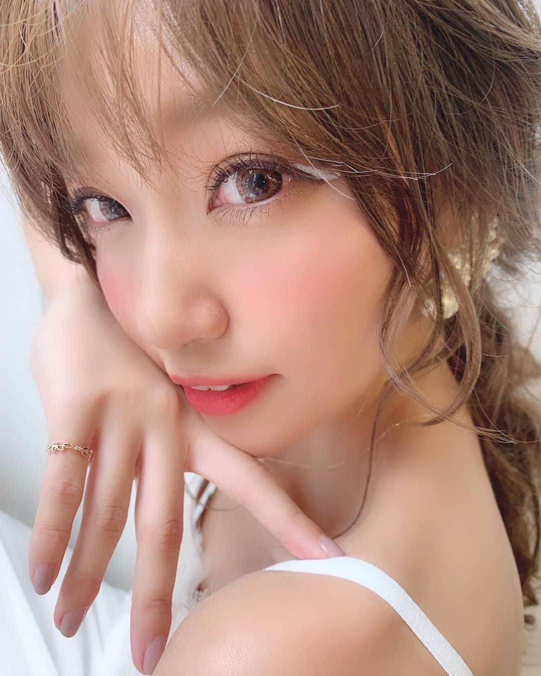 いっちゃん/嶋津 いつみのインスタグラム：「. . 本日、見事に三十路のバースデーを迎えました😀🌈✨ . . . ということで今年のアイコンだったこの写真❤️w . . . . 29歳はとってもとっても濃いーーー1年でした🤔💨 . . . えぇ?!ってビックリするような事件が多かったかな✋🏻笑 . でもその分、家族や友達にたくさん感謝した1年でした☺️💓💓💓 . . . .  自分が20歳の時に想像してた30歳って もっともーっと大人で… 特別な感じしてた😌✨ . . なんならバリバリのナースして 豪快に遊んでるイメージだった←どんな🙄💦w . . . . .  あの頃に想像してた自分とは全然違うけど でも実際の30歳は 「私、人生で今が1番楽しいです✨」って 言える人生です🎉💕 . . 私にとって20歳のバースデーよりも 思い入れがある大切なバースデーだったなー🌿 . . . . . . . それもこれも支えてくれてる皆様のおかげ🙇‍♀️♥️ . . もちろん、フォロワーさんもその皆様の1人💓 . . . . . . こんないっちゃんを応援してくだって いつもありがとうございます⭐️ そして、これからもよろしくお願い致します🐿💓🌻 . . . .  #関西  #関西サロモ  #サロンモデル #サロモ #いっちゃん  #フリーモデル #関西モデル  #あざといっちゃん #かわいっちゃん #いっちゃんコーデ #ブライダルモデル #アレンジモデル #ヘアカラー  #ヘアアレンジ #ootd . .」