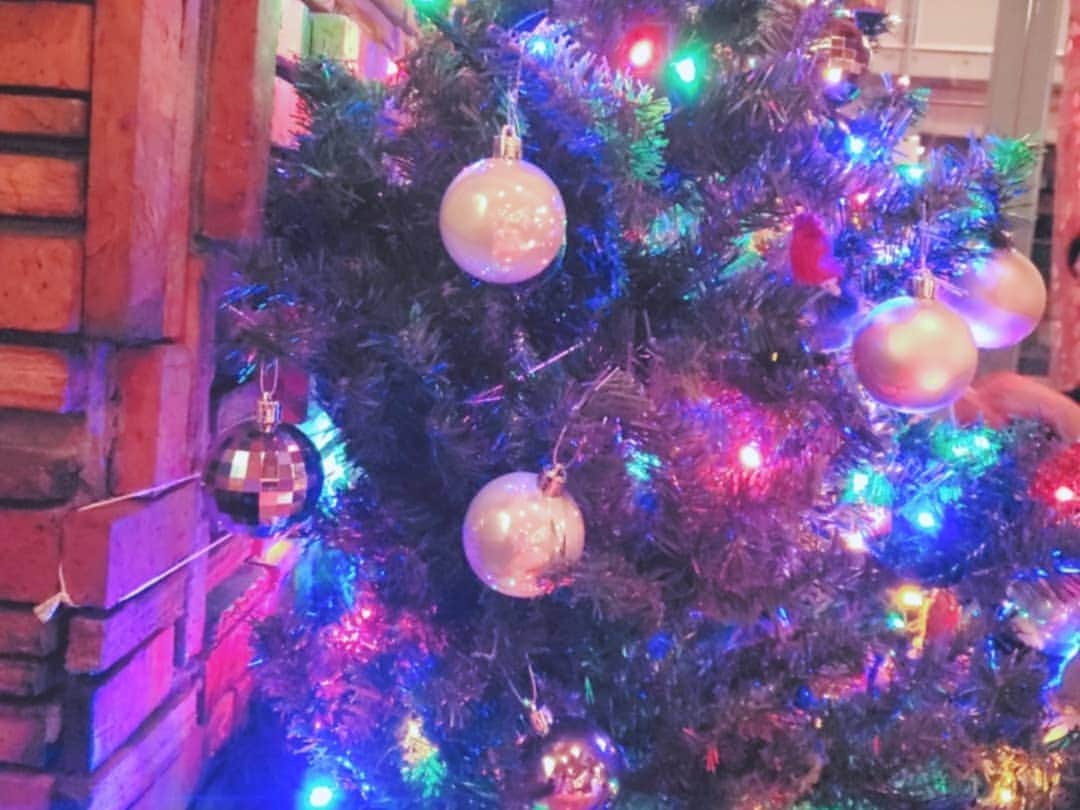 千鶴さんのインスタグラム写真 - (千鶴Instagram)「. いろんなところ大きなツリーあっていいなぁ🎄  静家、今年はツリーでません。ありません笑 大掃除も終わるのか？！どうなるんだ？！ 状態で毎日忙しくさせてもらってます ありがたやぁ。  サンタさん、、、くるのかなぁ。 . . . ( ´-ω-)🧦 . . #クリスマスムード #ツリー #🎄 #静家 #サンタ来ないってよ #衝撃の事実 #サンタ来ないとか聞いてない #サンタはやるよ #おばばか部  #貢ぎ隊 #🎅 #🧦」12月20日 21時40分 - chiduru9898