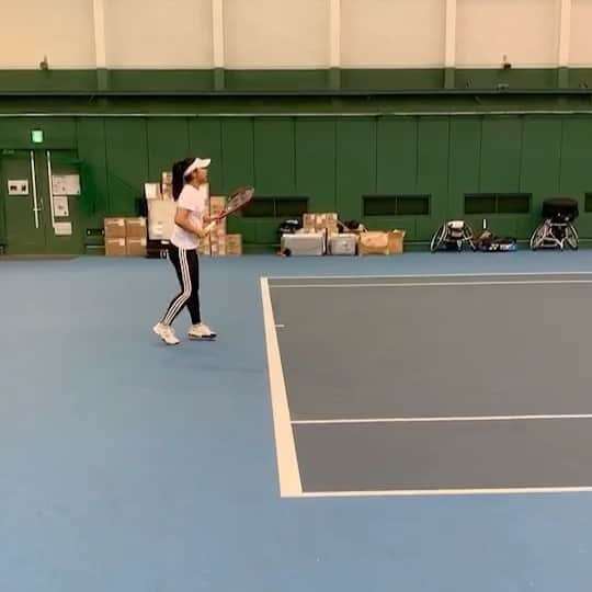 穂積絵莉のインスタグラム：「. フォアハンドを打つわたし。 インドアの音が好き。 . #tennis #indoor #preseason #practice」