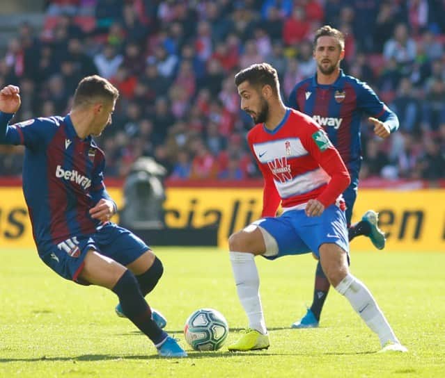 アルバロ・バディージョのインスタグラム：「Ultimo partido del año. A despedirlo con victoria!!! 🔴⚪️ #EibarGranada #VamosGranada #Eternalucha」