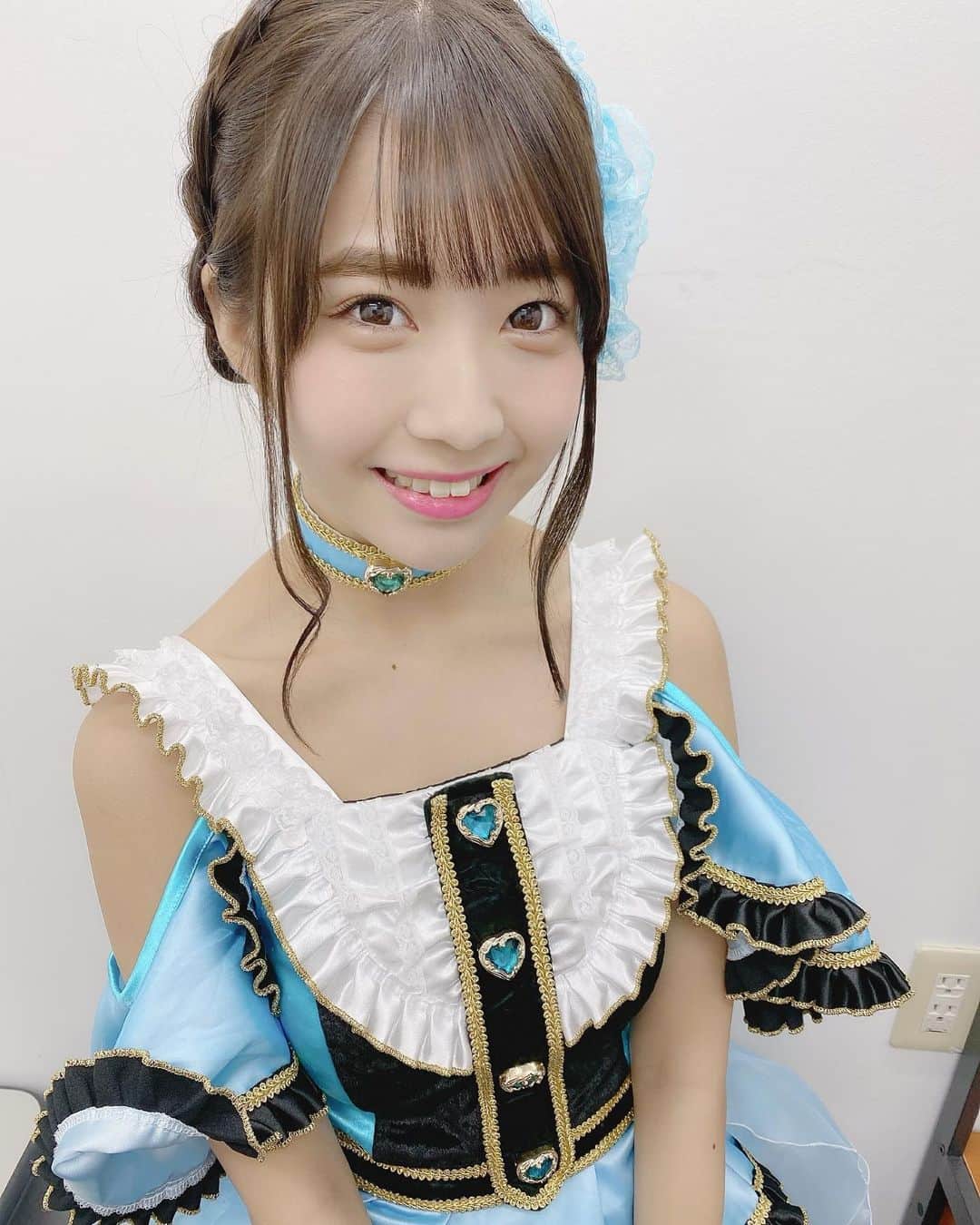 天羽希純のインスタグラム：「いつもは紫ですが、カラーチェンジして水色になっちゃいました🐬🐳✨ #アイドル #アイドル衣装 #水色 #japanese #japanesegirl #asiangirls #ヘアアレンジ #編み込みアレンジ #編み込み #編み込みアップ #ヘアカラー #アップヘア #肩出し #可愛い女の子 #撮影会 #撮影会モデル #被写体 #クリスマス #xmas #自撮り #自撮り女子 #自拍」