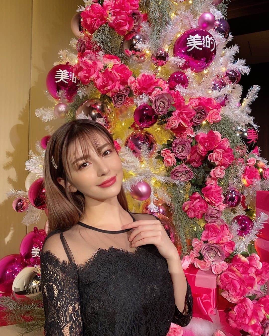 スミス楓のインスタグラム：「2019 美的 ベストコスメアワード パーティに招待して頂きました。﻿ ﻿ 今年もたくさんの素敵なコスメに囲まれながらお仕事ができてとっても幸せでわくわくした1年でした♡﻿ ﻿ 撮影のたびに可愛いコスメや優秀なスキンケア、新しい美容法に出会える私はラッキーガールだ😂💕﻿ ﻿ 来年も大好きなコスメ、美容を雑誌を通して、また、私自身からも皆様にたくさん発信していけたらなと思います😌﻿ ﻿ #来年は皆にたくさんわくわく届けます♡﻿ #美的 #ベストコスメ #ビューティ」