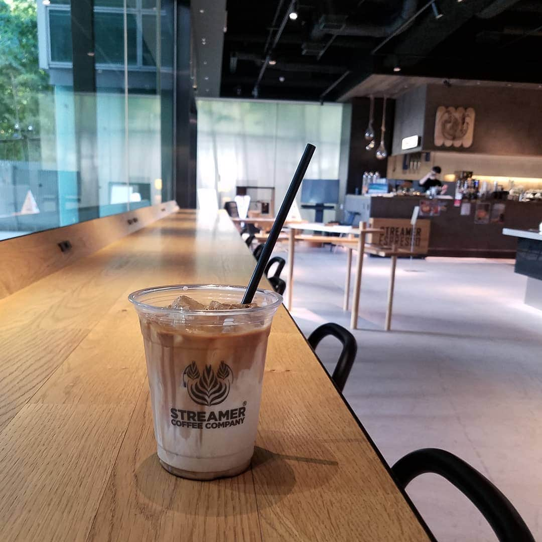 miii.iiiieさんのインスタグラム写真 - (miii.iiiieInstagram)「*** いつもこの席☕  #streamercoffeecompany#streamercoffee#streamerlatte#tokyocafe#ストリーマーコーヒーカンパニー#ストリーマーコーヒー#ストリーマーラテ#東京カフェ#東京カフェ巡り#休憩#コーヒータイム」12月20日 21時55分 - miii.iiiie