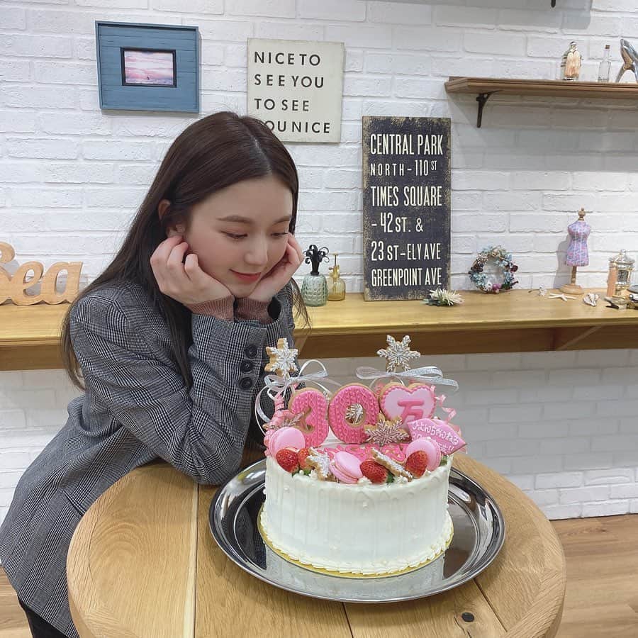 のインスタグラム：「🎉👏💯❤️ ㅤㅤㅤㅤㅤㅤㅤㅤㅤㅤㅤㅤㅤ 投稿するのが少し遅くなっちゃったけど、 2019年内の目標であった #youtube #ひよんちゃんねる  登録者数30万人を無事に達成することができました😭❤️❤️ いつも動画を見てくれて、コメントをしてくれて、 ひよんに頑張る気持ちをくれるみなさんのおかげです。 本当に本当にありがとうございます😭💓 ㅤㅤㅤㅤㅤㅤㅤㅤㅤㅤㅤㅤㅤ いつも言っているけど、 ひよん1人じゃなにもできないってつくづく思う。 こうして動画を見ながら、もっとこういう動画が見たいとか こういうことを教えてほしいって 企画のアイディアをくれるみんながいてくれるからこそ、 ひよんもyoutubeを今まで続けられてきたと思います。 ありがとう❤️ ㅤㅤㅤㅤㅤㅤㅤㅤㅤㅤㅤㅤㅤ そして、動画を見てくれるみんなに 楽しんでもらえる企画を配信しようと、 一丸となってサポートしてくれるチームのおかげだと 思っています。ひよんチーム、本当にありがとう💓 ㅤㅤㅤㅤㅤㅤㅤㅤㅤㅤㅤㅤㅤ 2020年も、もっともっとみんなが楽しんでもらえるような 面白い動画を配信したいと思っているから、 みなさん💓引き続きよろしくお願いします☺️💞 ㅤㅤㅤㅤㅤㅤㅤㅤㅤㅤㅤㅤㅤ 本当にみんながラブでしかない🥺❤️ ダイスキ。 ㅤㅤㅤㅤㅤㅤㅤㅤㅤㅤㅤㅤ」