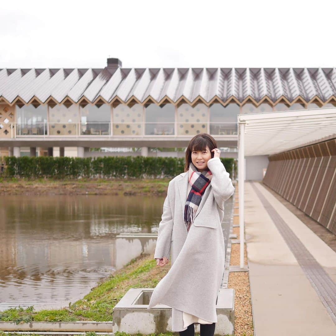 森高千里さんのインスタグラム写真 - (森高千里Instagram)「「この街」TOUR 2019﻿ 山形県　荘銀タクト鶴岡（鶴岡市文化会館）大ホールでのコンサートでした。﻿ ﻿ 今日も盛り上がりました〜！鶴岡の皆さんありがとうございました！！﻿ ﻿ 昨年出来た、田んぼの中のホテル SHONAI HOTEL SUIDEN TERRASSEや、お洒落な建物が街の中にたくさんあって、とても素敵な街でした。﻿ 田んぼには白鳥がいて、飛び立つ姿も見れました！ 間近で見たのは初めてだったので、感激しました。﻿ 行きたかった世界一の加茂水族館のクラネタリウム、クラゲの種類がたくさんあったのには驚きました。﻿ クラゲの赤ちゃんに癒されました。﻿ ﻿ 金沢屋の麦切り、芋煮、鶴岡の野菜、だだちゃもち、だだちゃフィナンシェ、栃栗大福、きりさんしょ、だだちゃまんじゅう、シルバーベル、おひな菓子、オランダせんべい、からからせんべい、おしどりミルクケーキ　﻿ みんな美味しかったです。﻿ ﻿ また、ゆっくり鶴岡に遊びに来たいです。﻿ ﻿ ﻿ 「この街」TOUR 2019ツアー！﻿ 明日はいよいよ、最後の宮城県「仙台サンプラザホール」です。﻿ ﻿ ﻿ #chisatomoritaka﻿ #森高千里﻿ #この街TOUR2019﻿ #山形県﻿ #荘銀タクト鶴岡 #鶴岡市文化会館﻿ #SHONAIHOTELSUIDENTERRASSE﻿ #田んぼの白鳥﻿ #金沢屋の麦切り﻿ #芋煮﻿ #おいしい野菜﻿ #木村屋のだだちゃもち・だだちゃフィナンシェ・栃栗大福・マロン﻿ #藤田菓子舗のきりさんしょ﻿ #HOUSE清川屋のだだちゃまんじゅう・だだっ子・だだっパイ・出羽の月﻿ #たまこんにゃく﻿ #シルバーベル﻿ #遠州屋のおひな菓子﻿ #酒田米菓のオランダせんべい﻿ #宇佐美煎餅店のからからせんべい﻿ #日本製乳のおしどりミルクケーキ　﻿ #加茂水族館のクラゲ﻿ #クラネタリウム﻿ ﻿」12月20日 21時57分 - chisatomoritaka_official