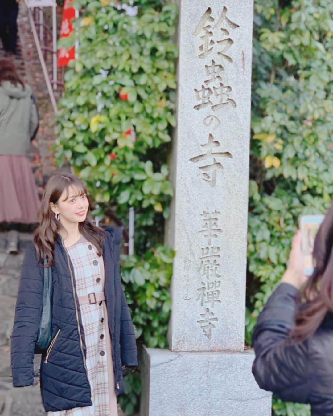 山崎春佳さんのインスタグラム写真 - (山崎春佳Instagram)「🍁🍃 . 先日両親を独占して(3兄弟の真ん中だからあまりこの3人で遠出した経験がないからレア)京都へ行きました😍💫 . 目的はずっと気になっていた #鈴虫寺 です！願い事を草鞋を履いたお地蔵さまにすると、お家まで出向いてくれて叶えてくれるそう。 特に女性の恋愛が叶うことで有名だったので、念入りにお願いさせてもらいました(笑) . お寺も楽しかったのですが、ゆっくりと大人3人で夜の京都も堪能できて幸せでした❣️ . この日のお洋服→ @laisse_passe  マットなシルバーのピアス→ @and_muse です！ そしてこの日は、 @kana___watarai にカラーしてもらいたてだったので、いつもより気持ち暗めで綺麗なベージュです👧🏼⭐️佳奈ちゃん、特に今年はたくさんお世話になりました☺︎！ . #me #tbt #kyoto #temple #family #parents #trip #laissepasse #ootd #dress #coloredleaves #京都 #京都観光 #もみじ #紅葉 #鈴虫寺 #ワンピース #レッセパッセ #シルバーピアス #ママがいっぱいがんばって撮ってくれたからたくさん載せちゃう #鈴虫寺は人気がありすぎて行列だったので紅葉で遊んで待ってました笑」12月20日 21時58分 - haruka_yamazaki